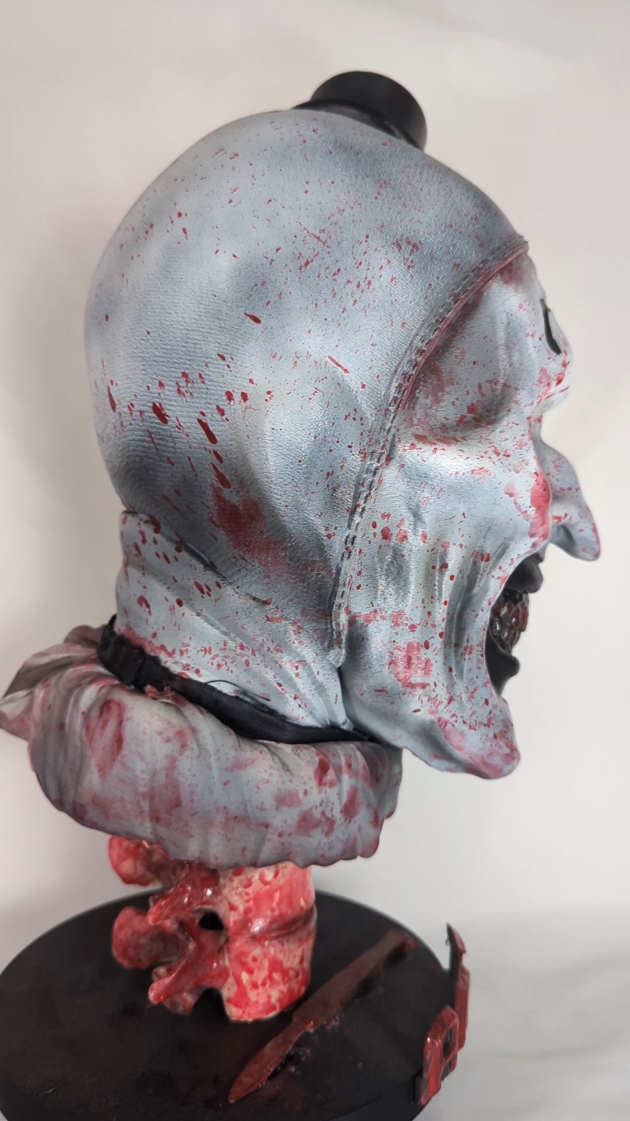 RELICS: The Damned – Art the Clown (Terrifier)  Busto Horror Dipinto a Mano | Fan Art Artigianale con Base Scenica | The Frame Beyond