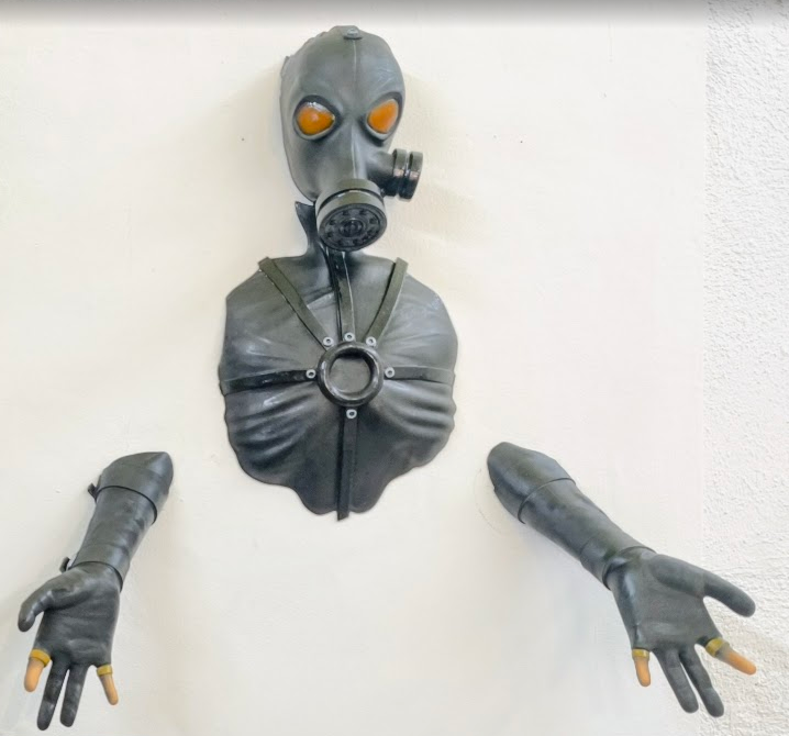 RELICS: Digital Remains - Psycho Mantis — Installazione murale 3D con busto e braccia telecinetiche sospese | The Frame Beyond