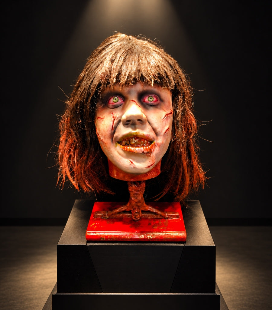 Relics: The Last Cut - Regan Busto 3D con Capelli Realistici e Base Libro degli Esorcismi | The Frame Beyond