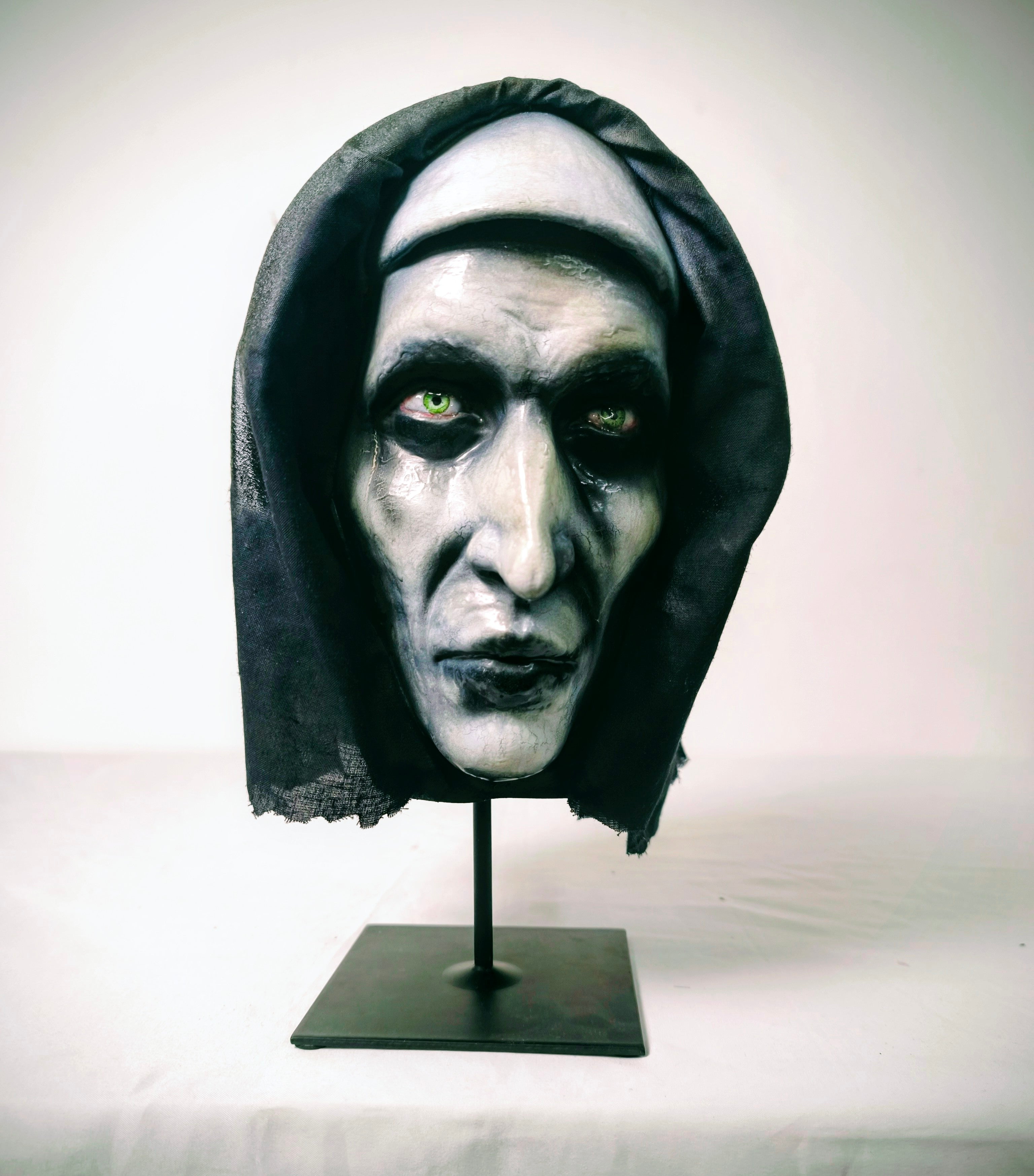 The Exhibit - Valak — Vista frontale | The Frame Beyond