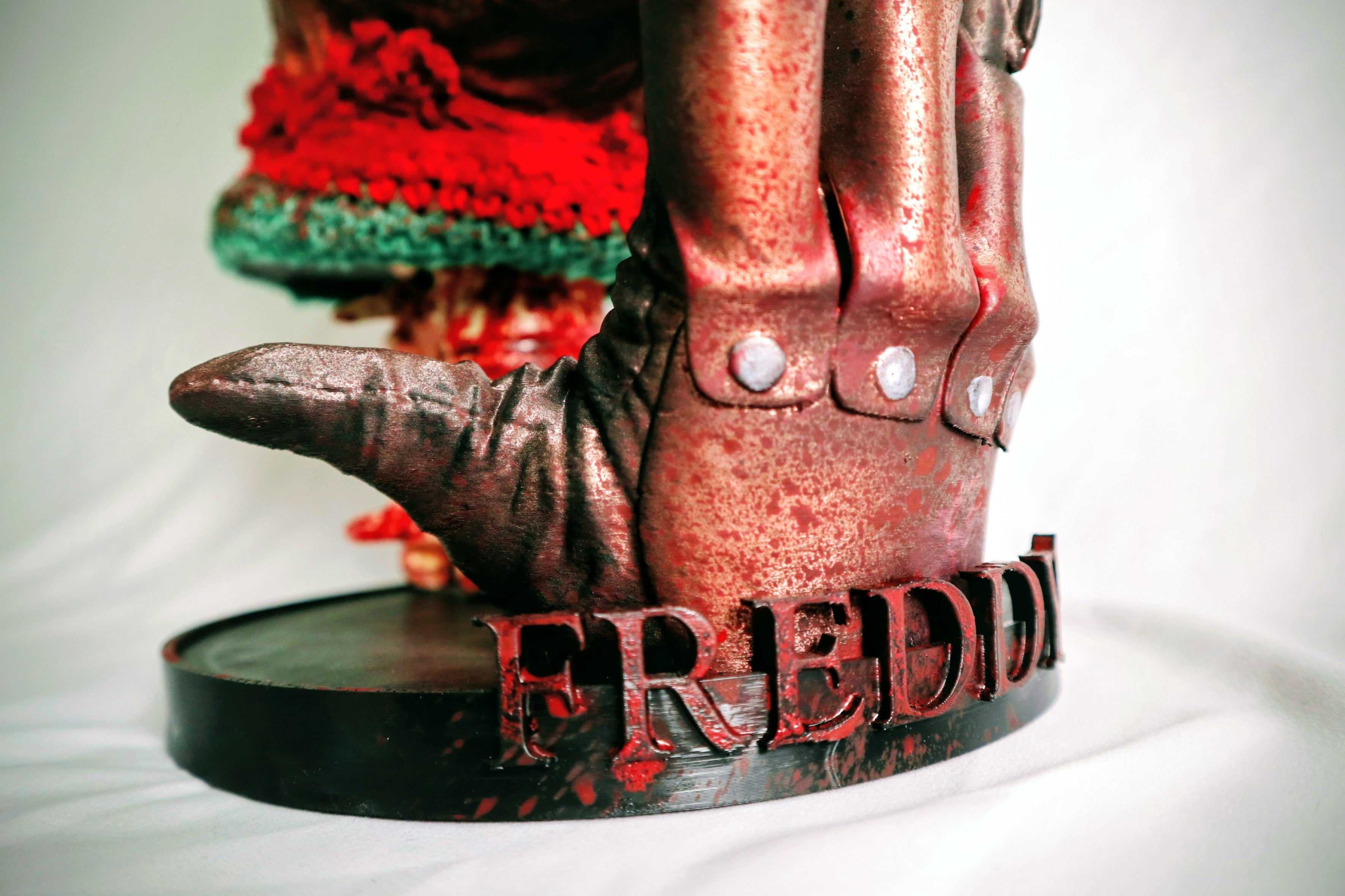 Freddy Krueger – Relics: The Damned | Busto Artigianale con Cappello Removibile e Guanto Magnetico | The Frame Beyond
