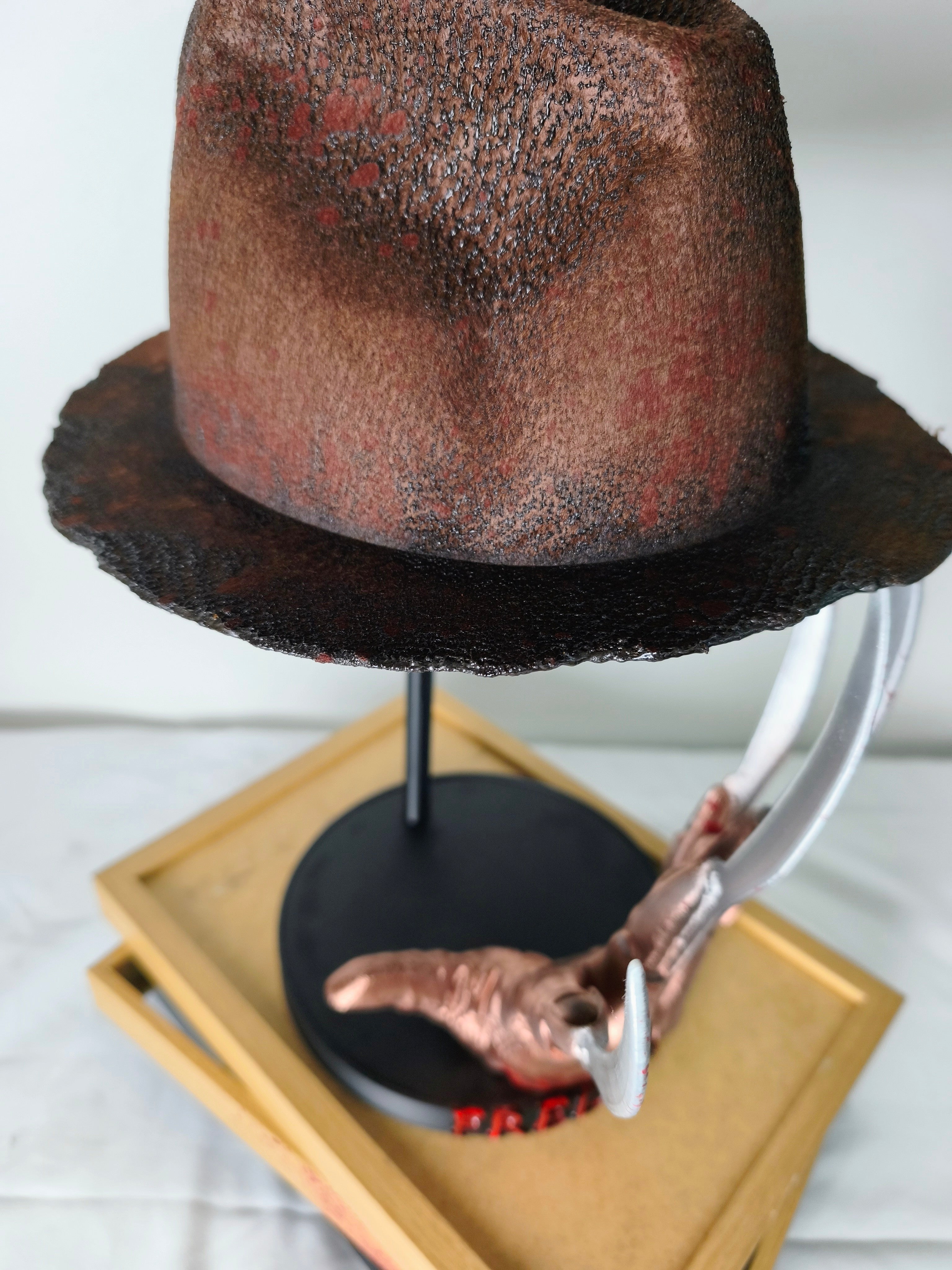 RELICS: The Last Cut - Freddy Krueger — Dettaglio laterale | The Frame Beyond