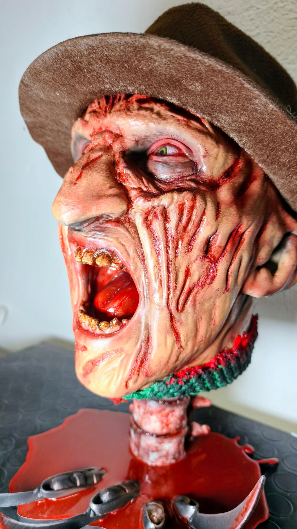 RELICS: The Last Cut - Freddy Krueger II | Busto 3D con Base Pozza di Sangue e Cappello Removibile