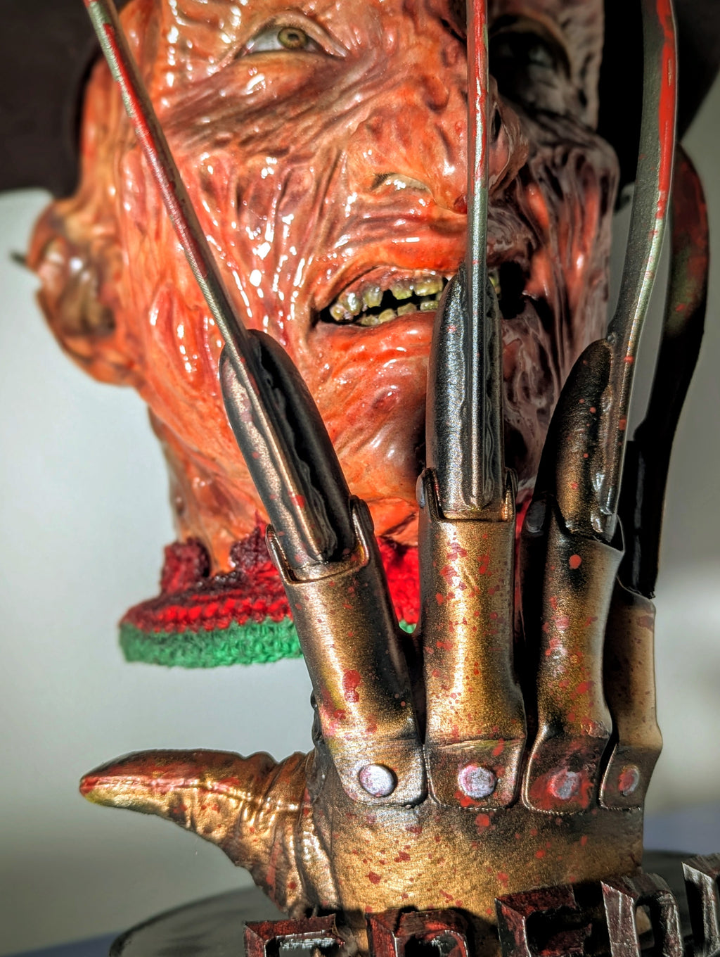 Busto artigianale di Freddy Krueger con cappello removibile e guanto magnetico