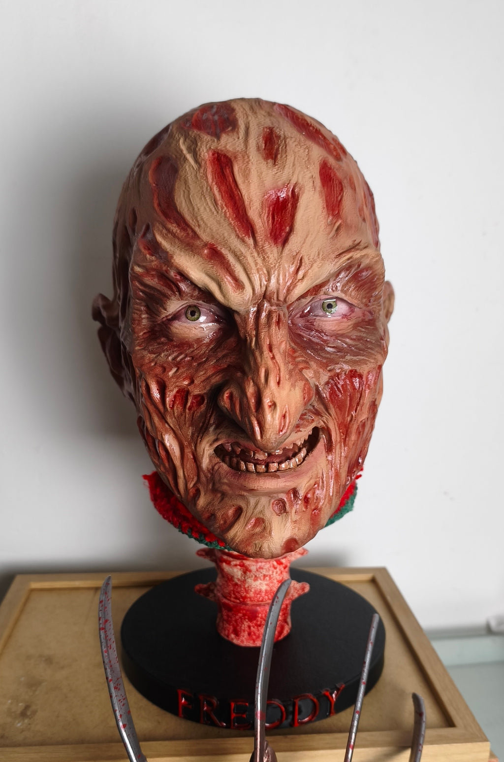 RELICS: The Last Cut - Freddy Krueger — Vista angolare | The Frame Beyond