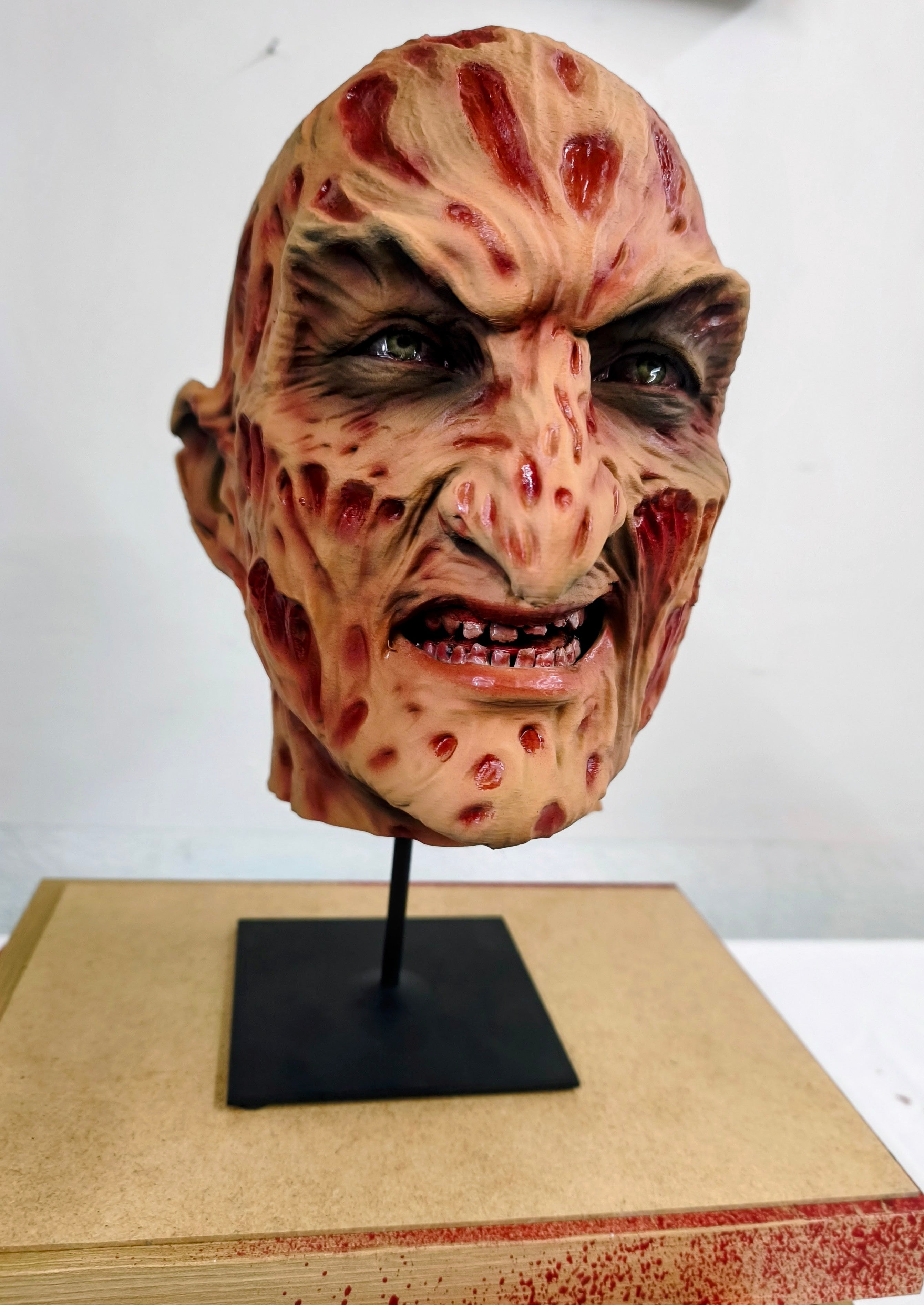 The Exhibit - Freddy Krueger — Vista dall'alto | The Frame Beyond