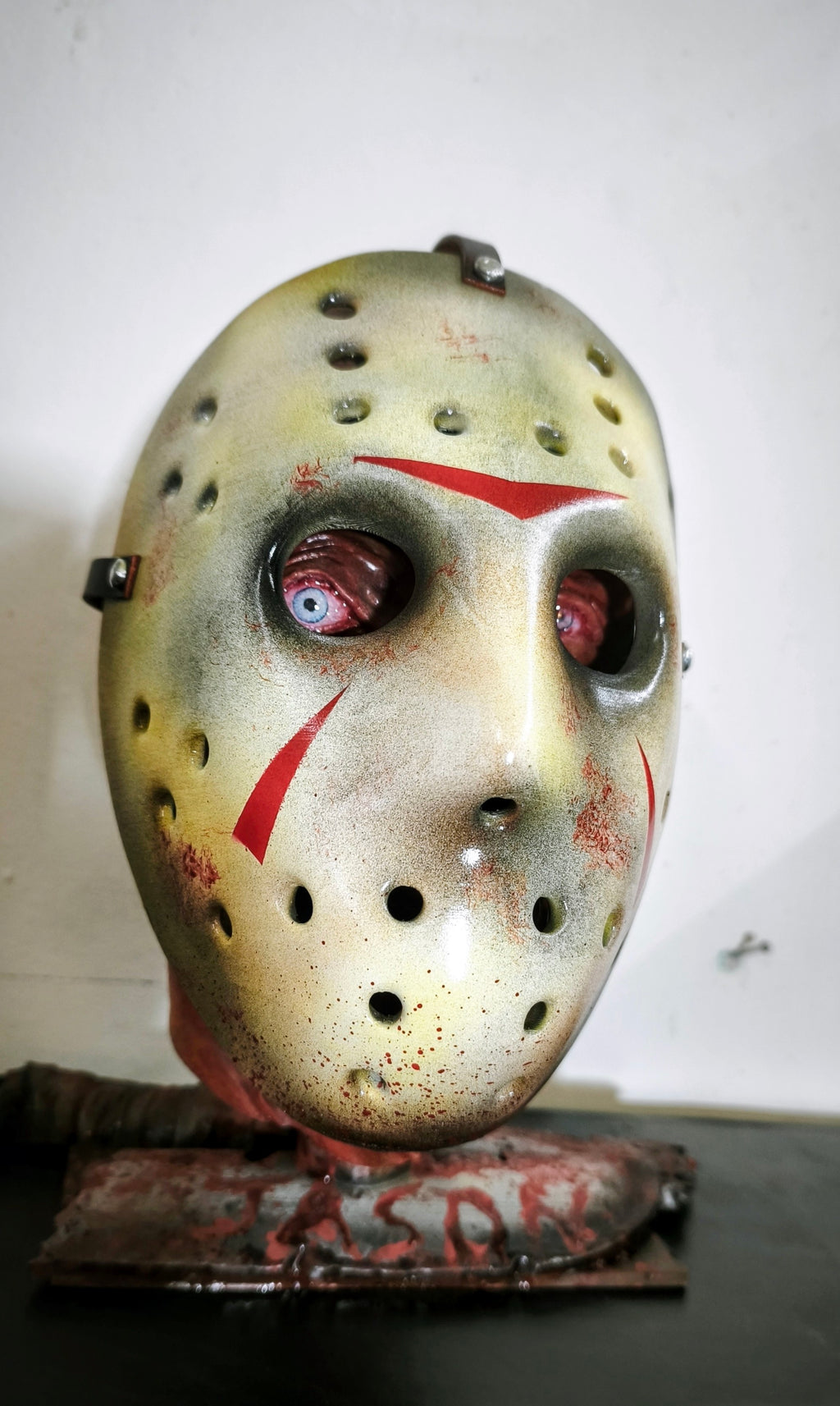 RELICS: The Last Cut - Jason Voorhees (Part III) | Busto 3D da Collezione con Maschera Removibile e Stand Dedicato