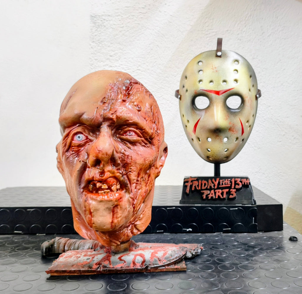 RELICS: The Last Cut - Jason Voorhees (Part III) | Busto 3D da Collezione con Maschera Removibile e Stand Dedicato