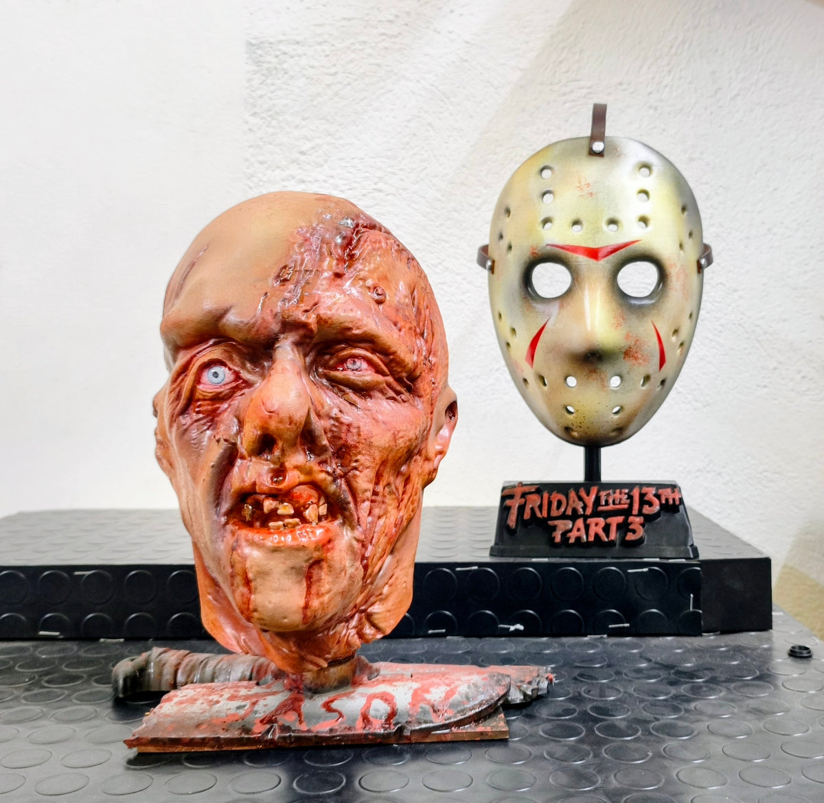 RELICS: The Last Cut - Jason Voorhees (Part III) | Busto 3D da Collezione con Maschera Removibile e Stand Dedicato