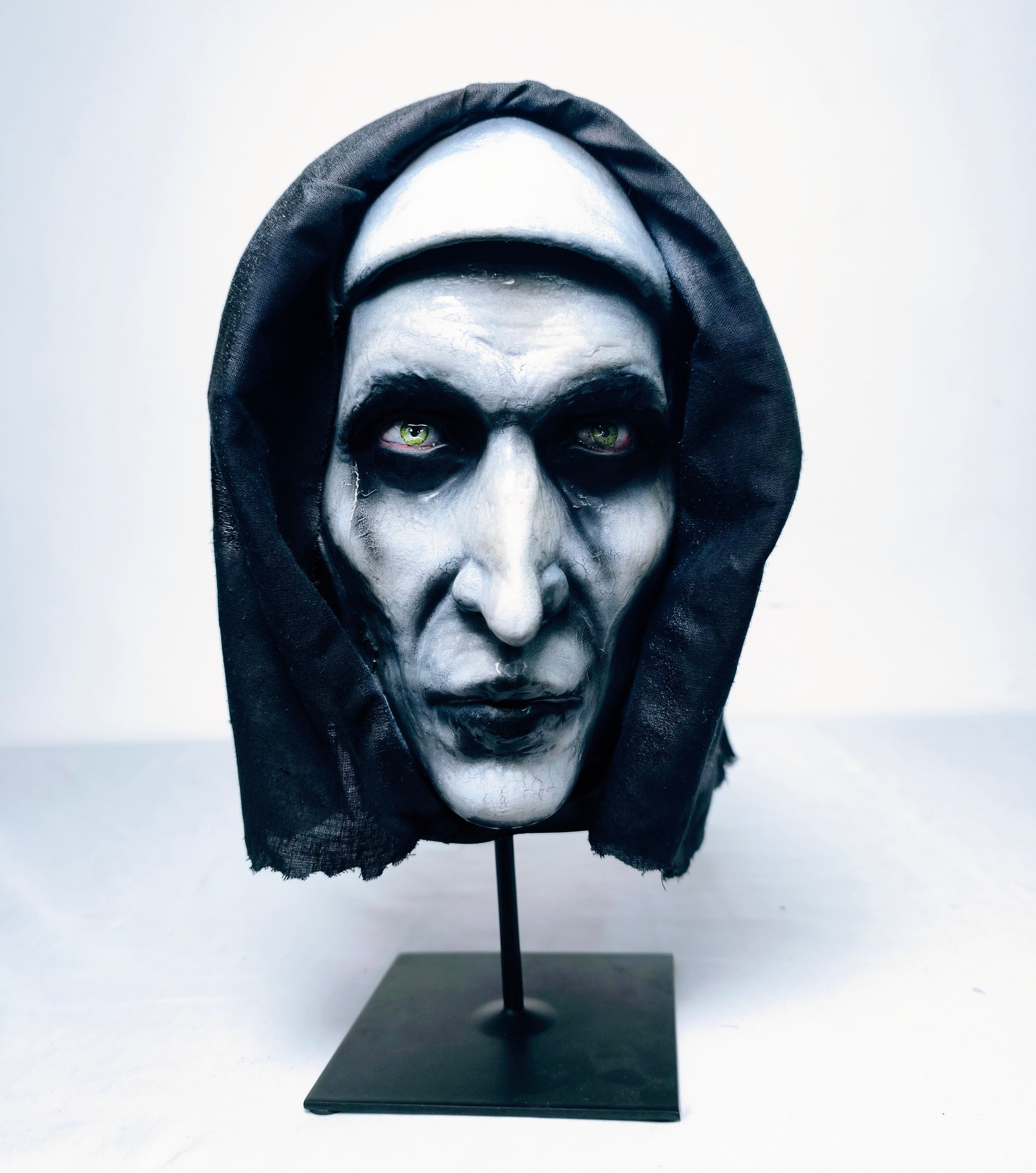 The Exhibit - Valak — Dettaglio laterale | The Frame Beyond