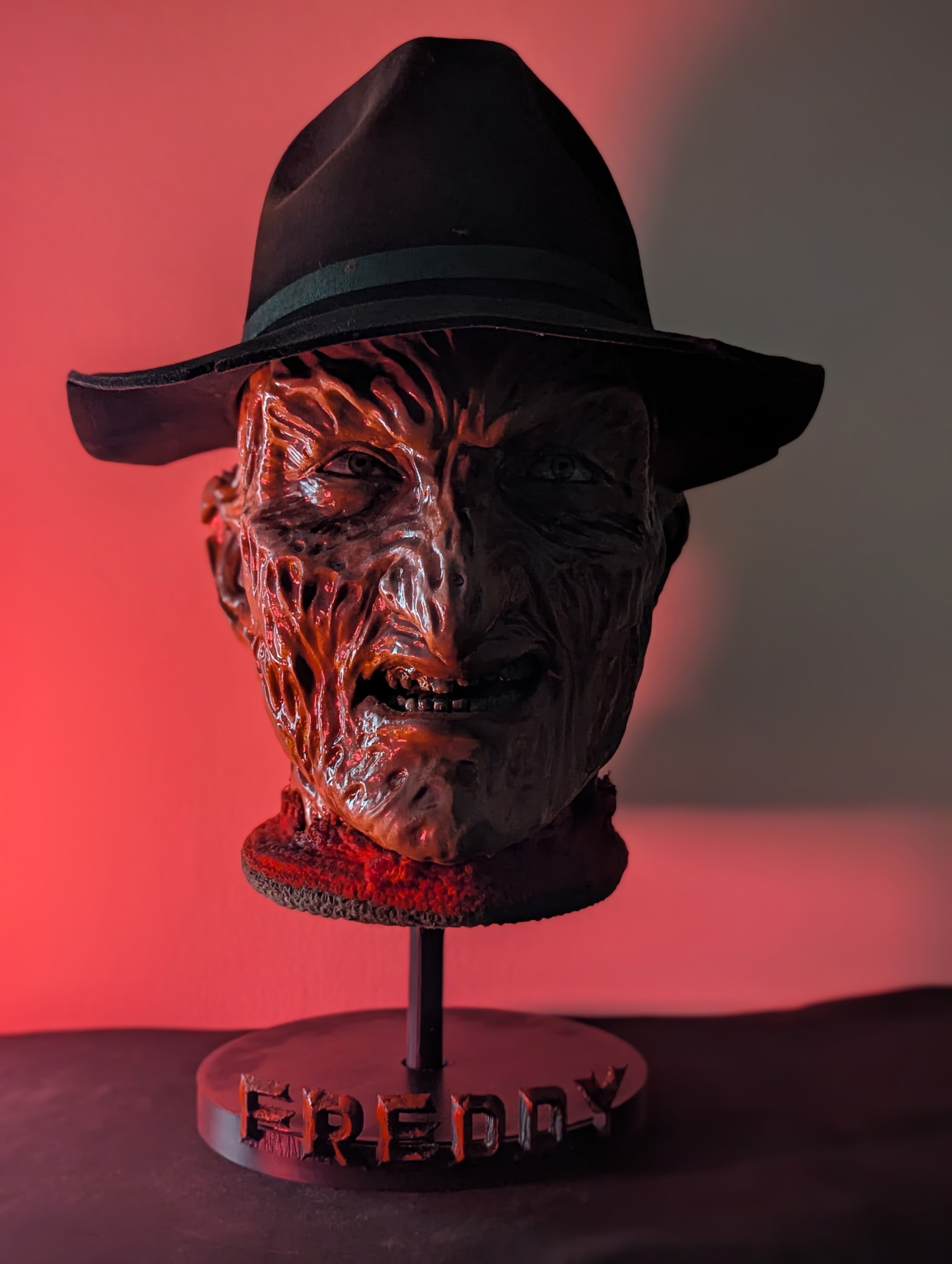 Busto artigianale di Freddy Krueger con cappello removibile e guanto magnetico