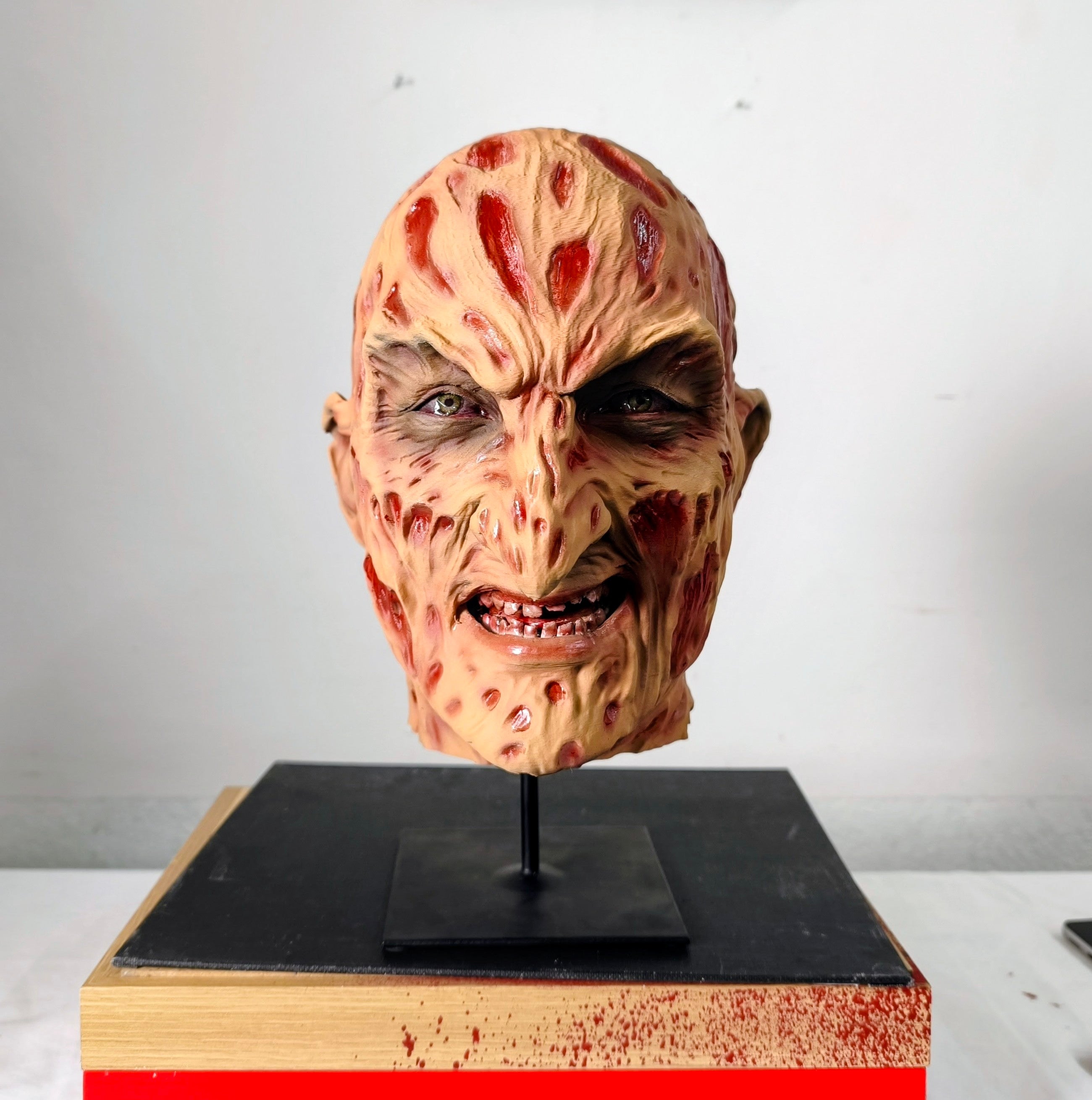 The Exhibit - Freddy Krueger — Dettaglio pittura | The Frame Beyond