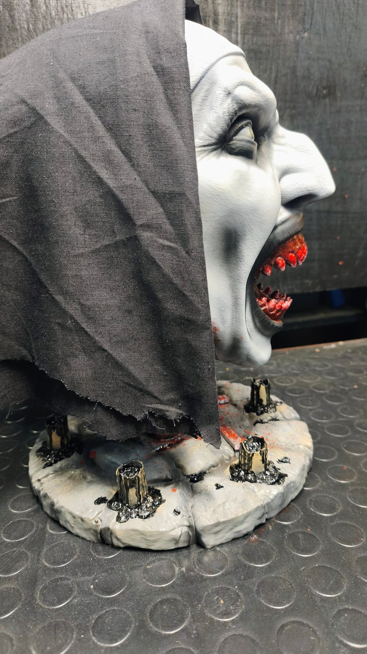 RELICS: The Last Cut - Valak (The Nun) | Busto 3D Horror da Collezione Dipinto a Mano con Base Rituale e Candele a Cera Nera