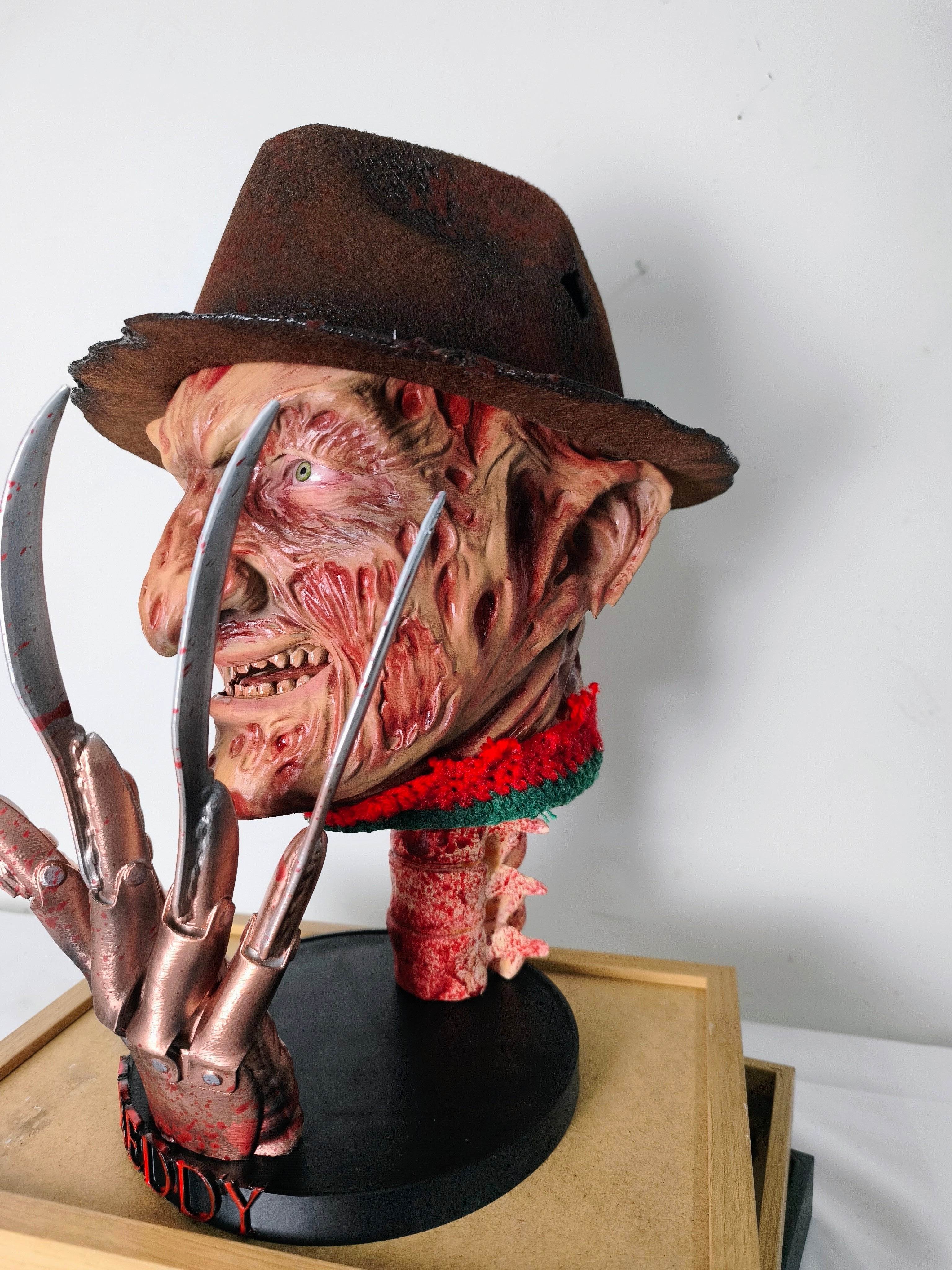 RELICS: The Last Cut - Freddy Krueger — Vista completa | The Frame Beyond