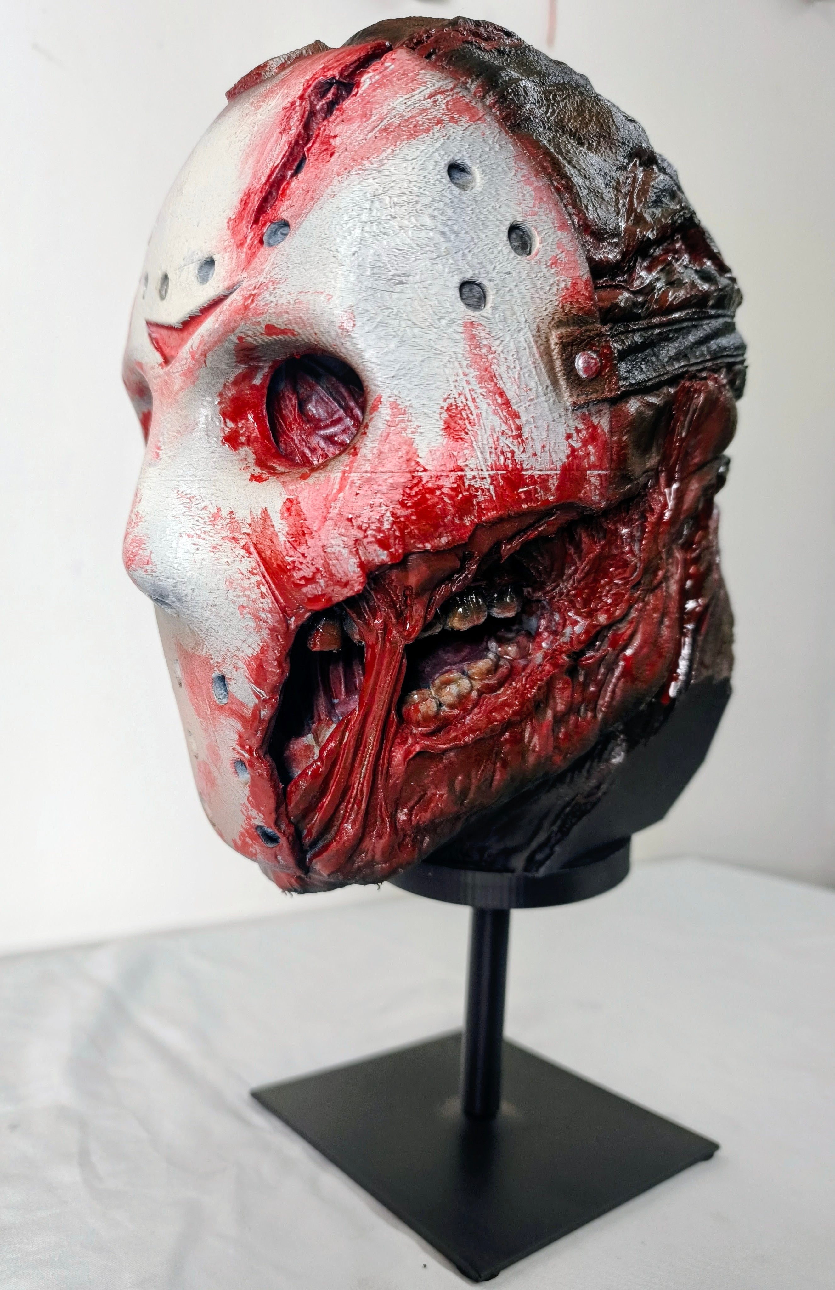 Jason Voorhees - The Exhibit — Dettaglio laterale | The Frame Beyond