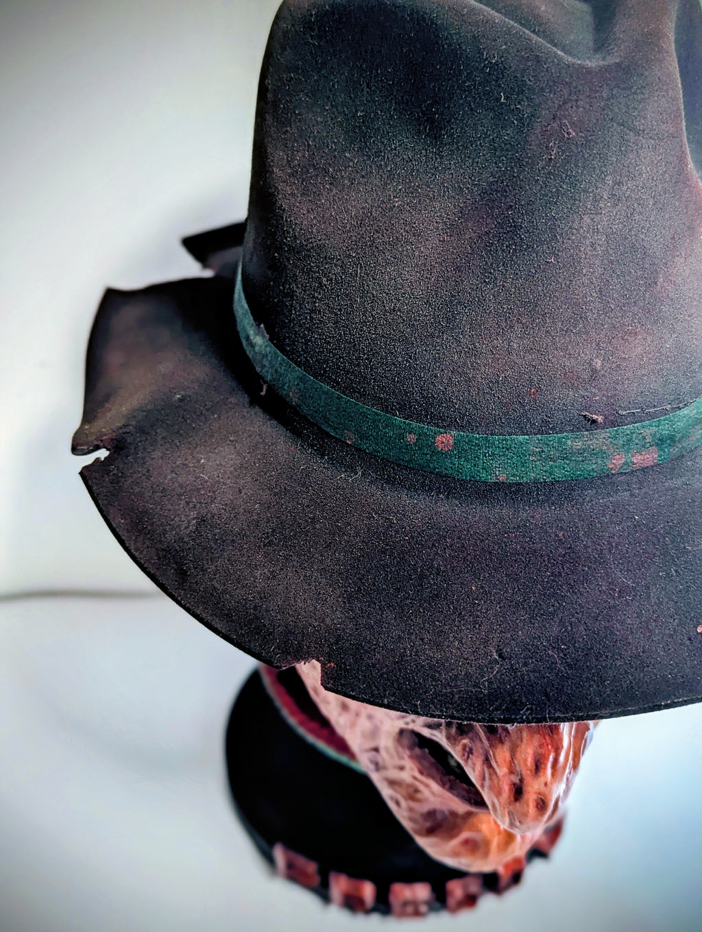 Busto artigianale di Freddy Krueger con cappello removibile e guanto magnetico