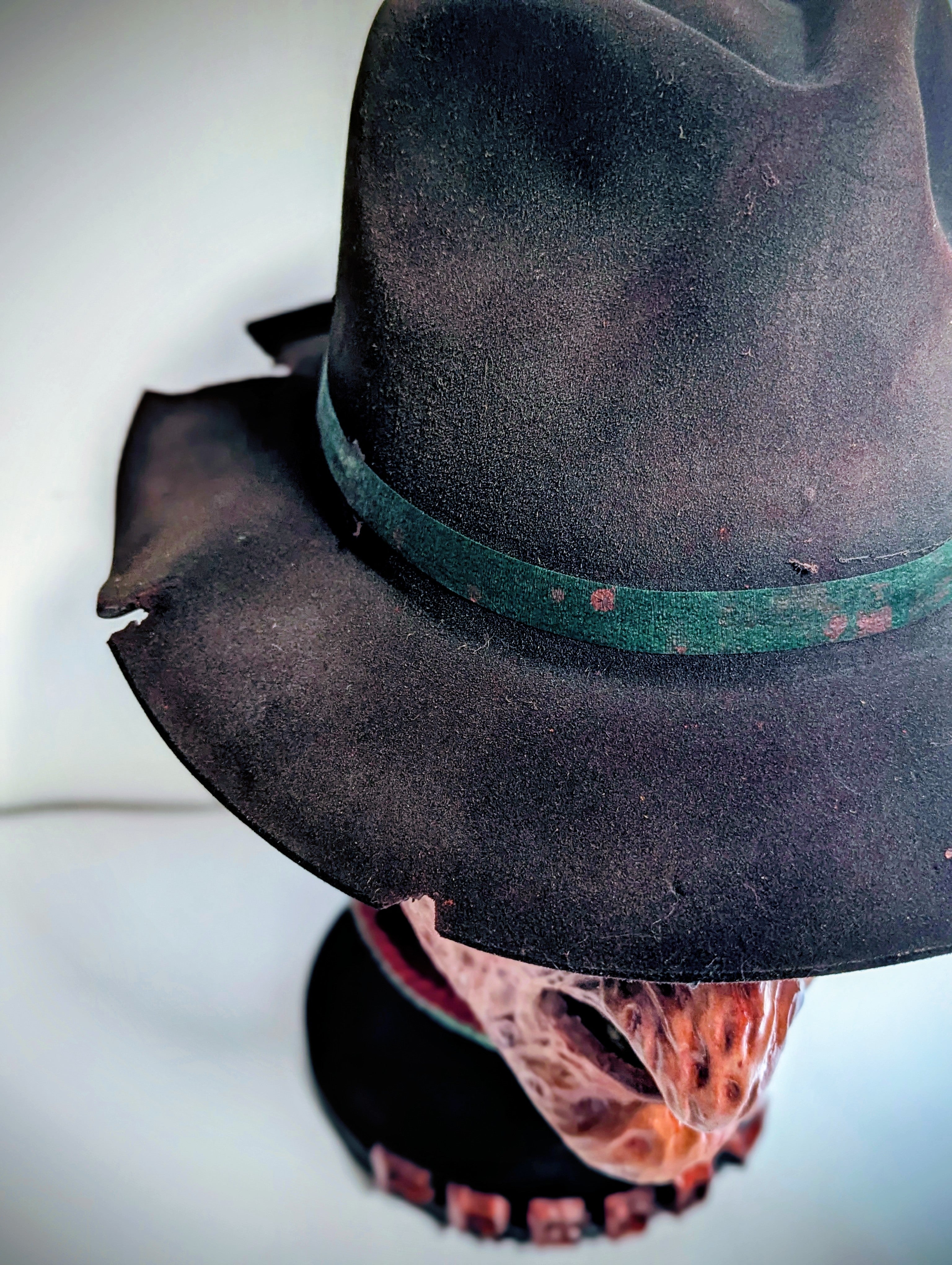 Busto artigianale di Freddy Krueger con cappello removibile e guanto magnetico