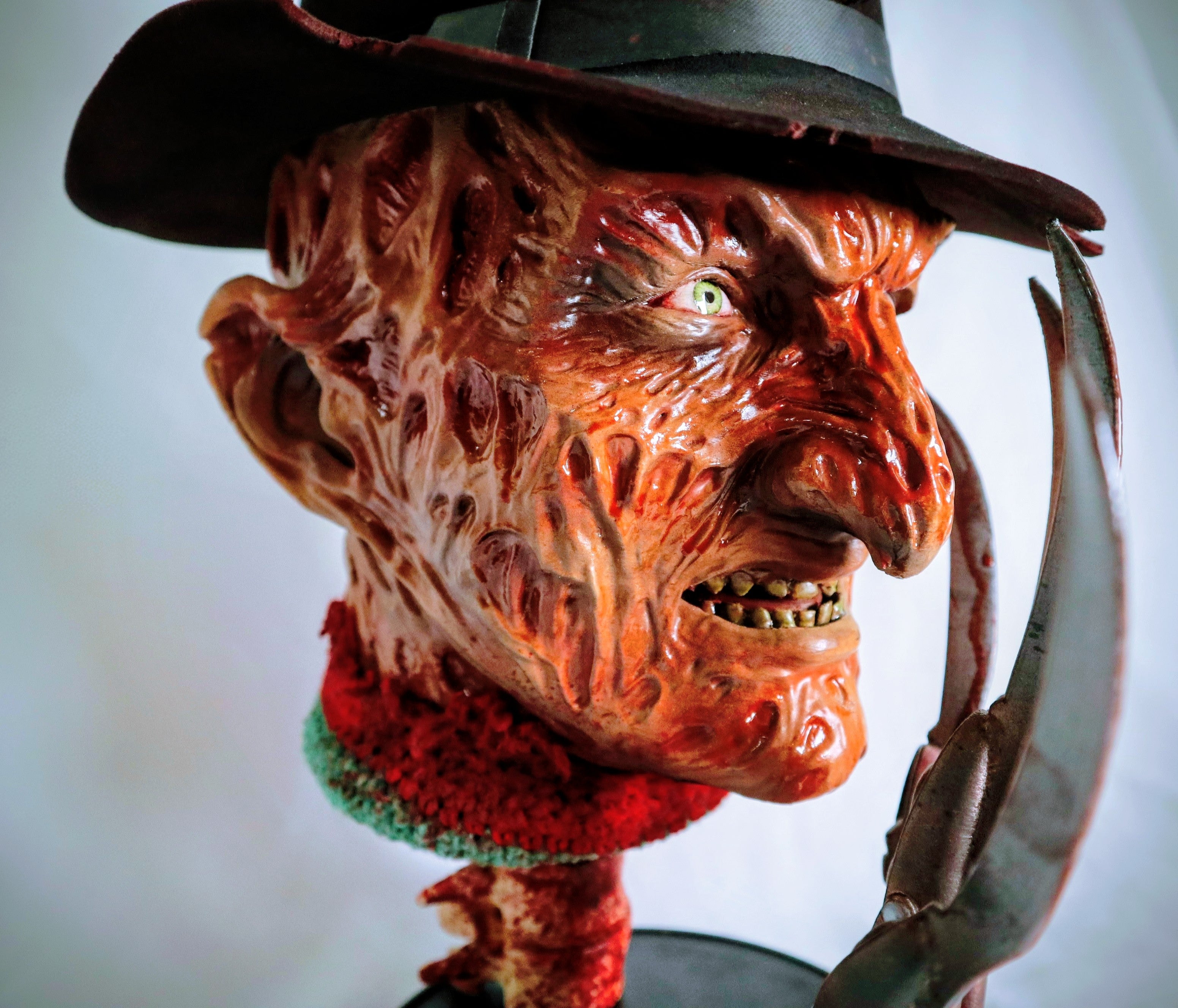 Freddy Krueger – Relics: The Damned | Busto Artigianale con Cappello Removibile e Guanto Magnetico | The Frame Beyond