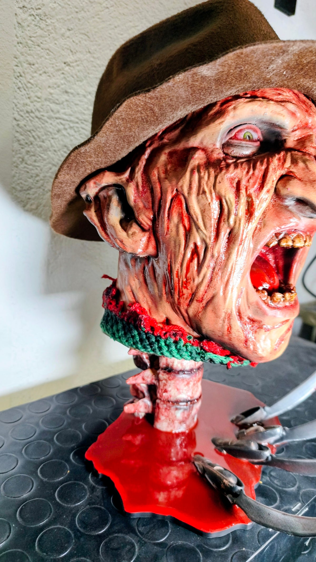 RELICS: The Last Cut - Freddy Krueger II | Busto 3D con Base Pozza di Sangue e Cappello Removibile