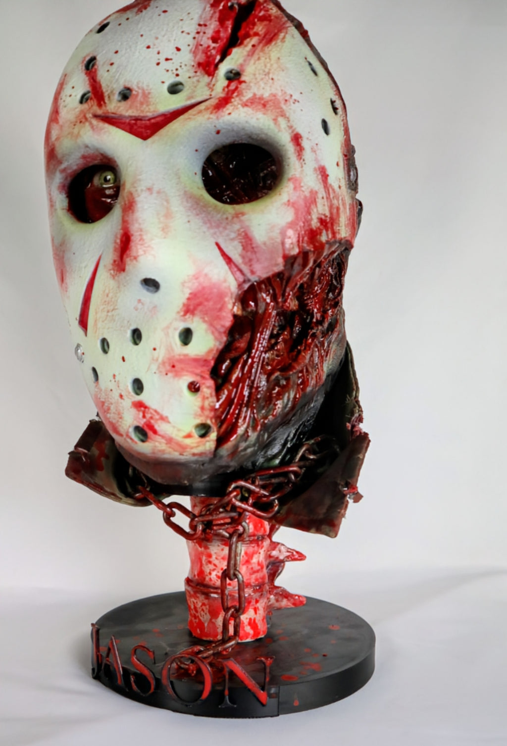 RELICS: The Damned – Jason Voorhees
Busto de Horror Pintado à Mão | Friday the 13th | The Frame Beyond
