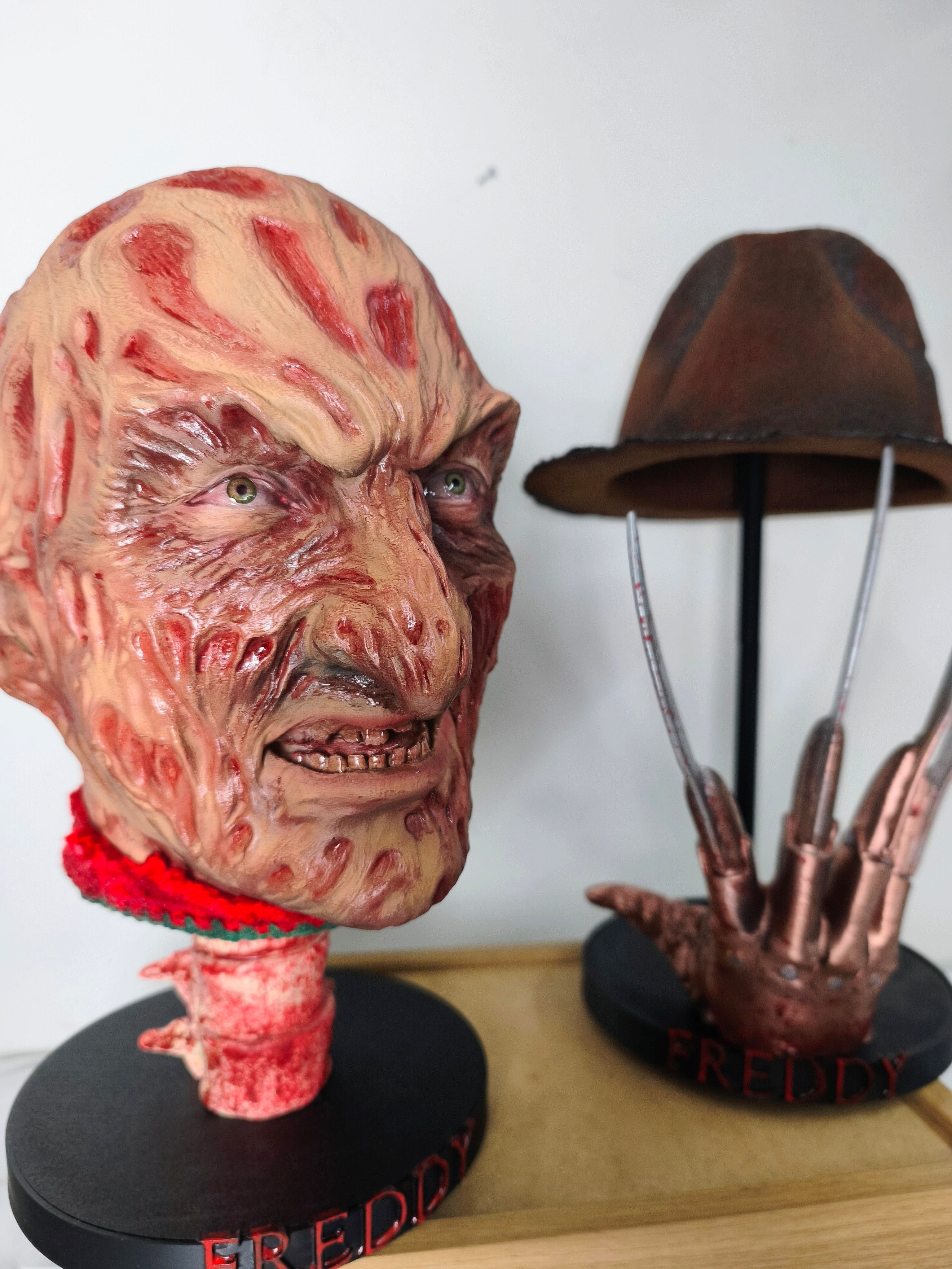 RELICS: The Last Cut - Freddy Krueger — Dettaglio pittura | The Frame Beyond