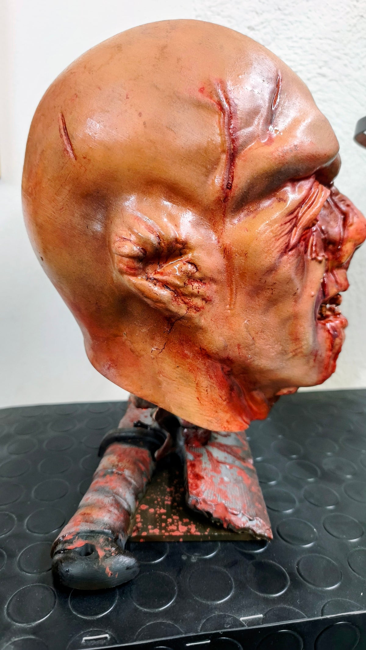 RELICS: The Last Cut - Jason Voorhees (Part III) | Busto 3D da Collezione con Maschera Removibile e Stand Dedicato