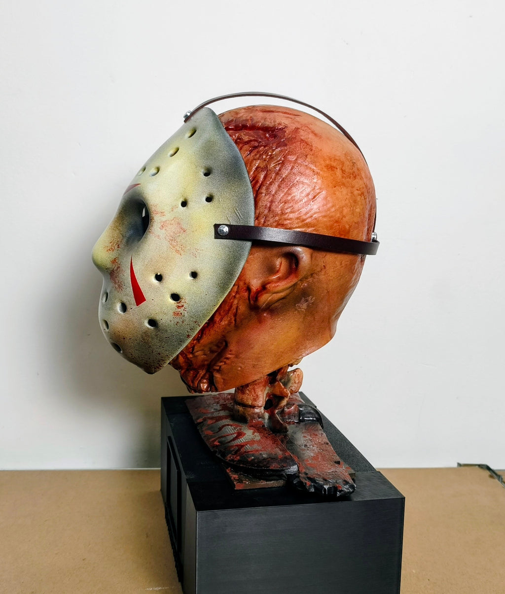RELICS: The Last Cut - Jason Voorhees (Part III) | Busto 3D da Collezione con Maschera Removibile e Stand Dedicato