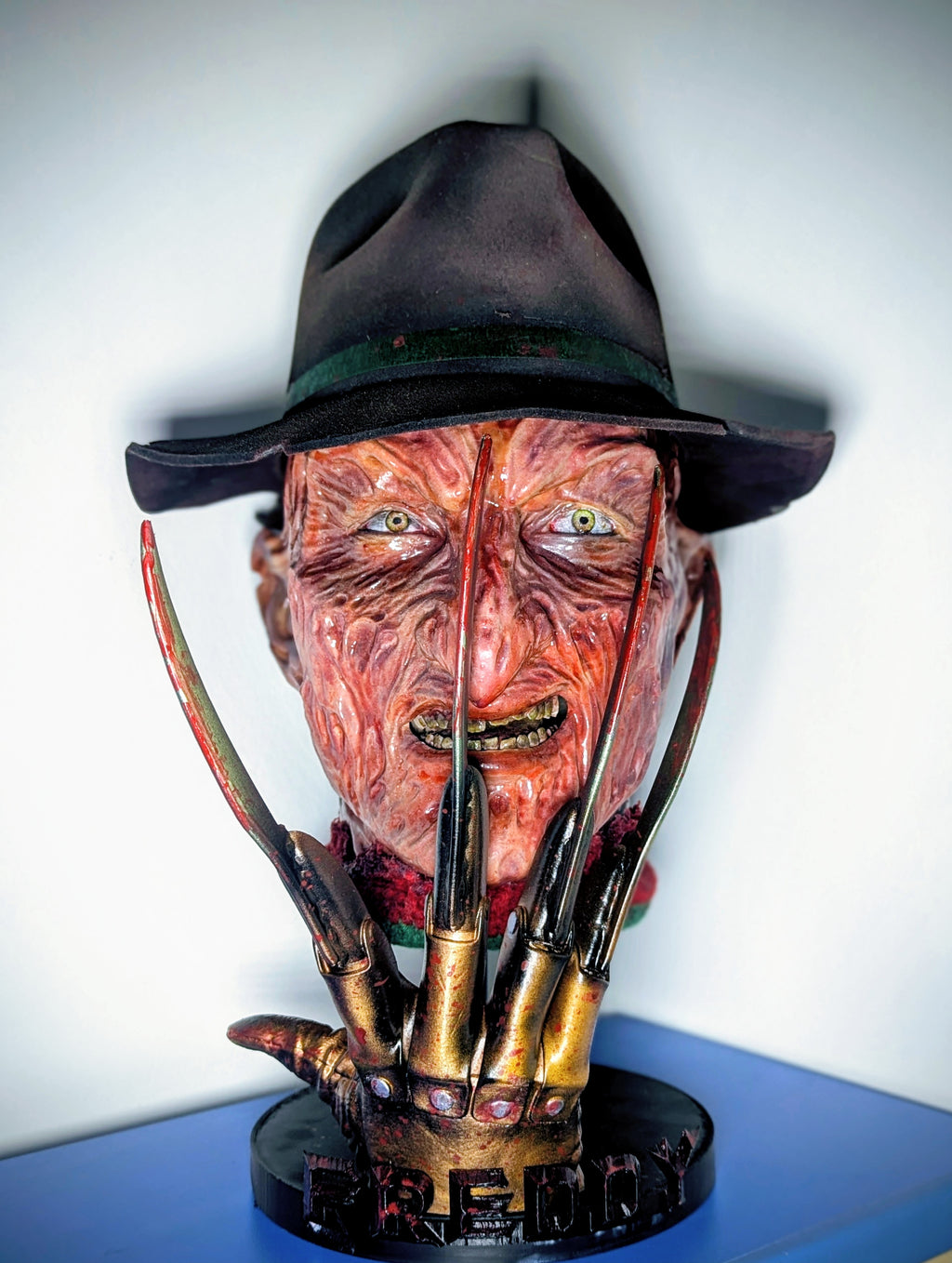 Busto artigianale di Freddy Krueger con cappello removibile e guanto magnetico