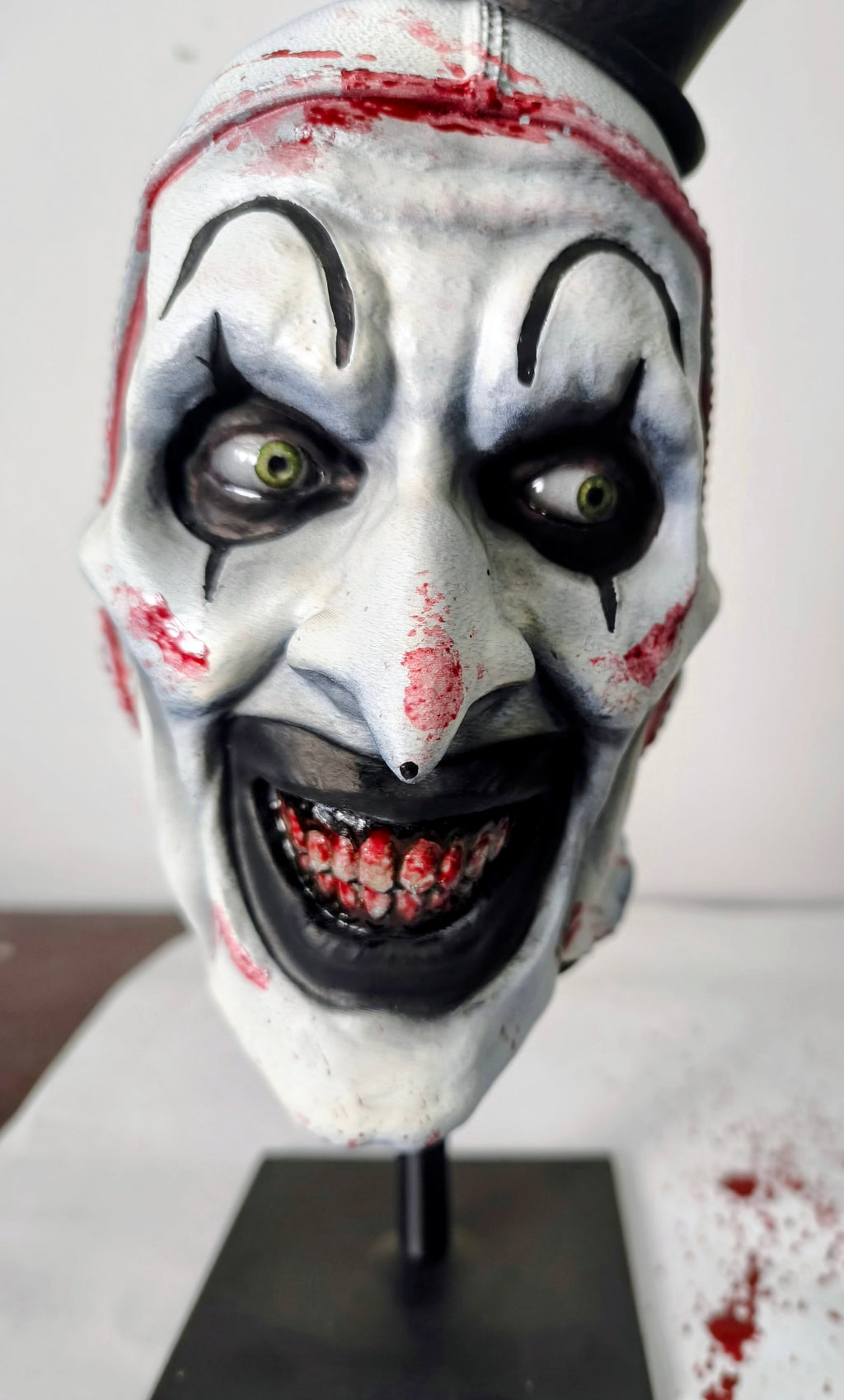The Exhibit - Art the Clown — Dettaglio finitura | The Frame Beyond