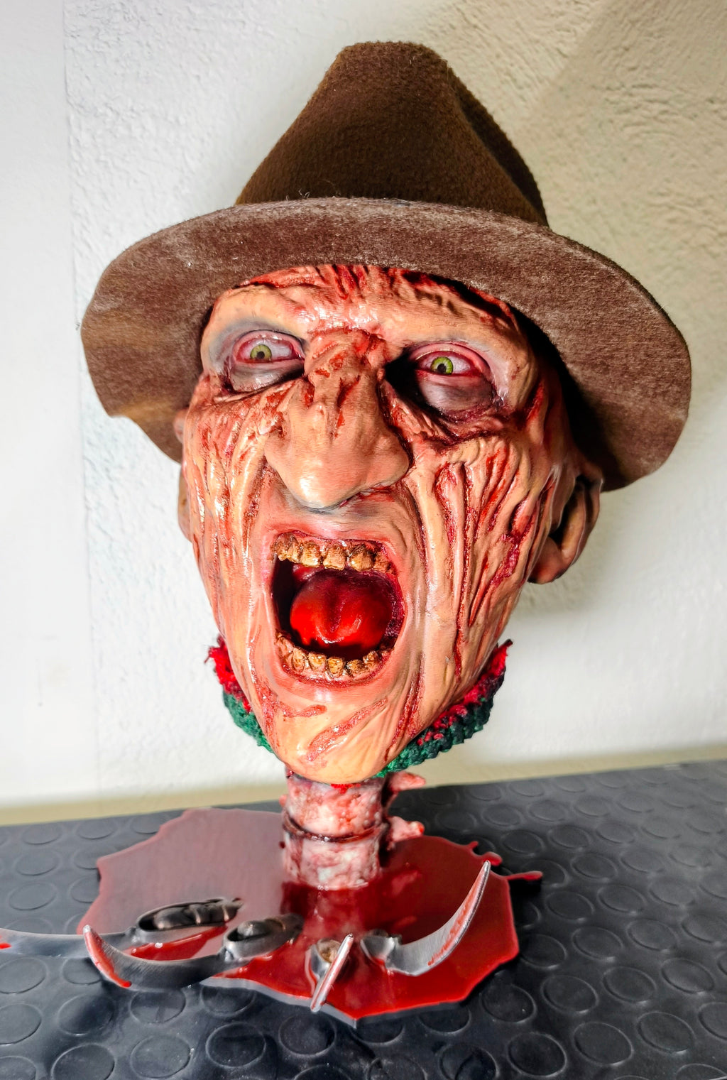 RELICS: The Last Cut - Freddy Krueger II | Busto 3D con Base Pozza di Sangue e Cappello Removibile