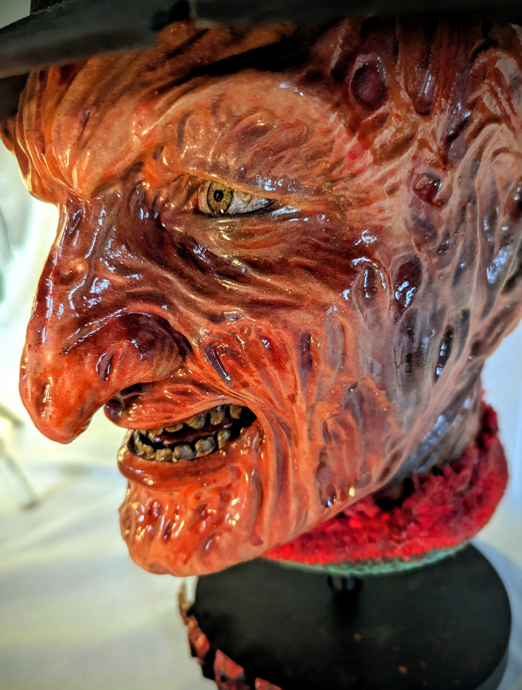 Busto artigianale di Freddy Krueger con cappello removibile e guanto magnetico