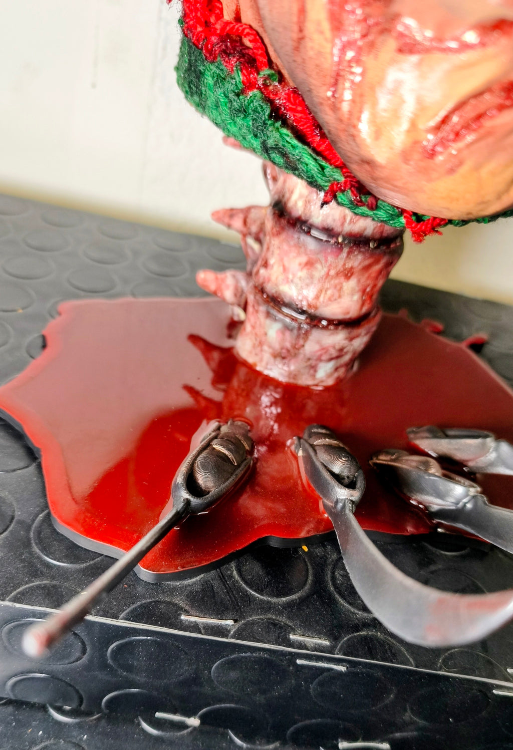 RELICS: The Last Cut - Freddy Krueger II | Busto 3D con Base Pozza di Sangue e Cappello Removibile