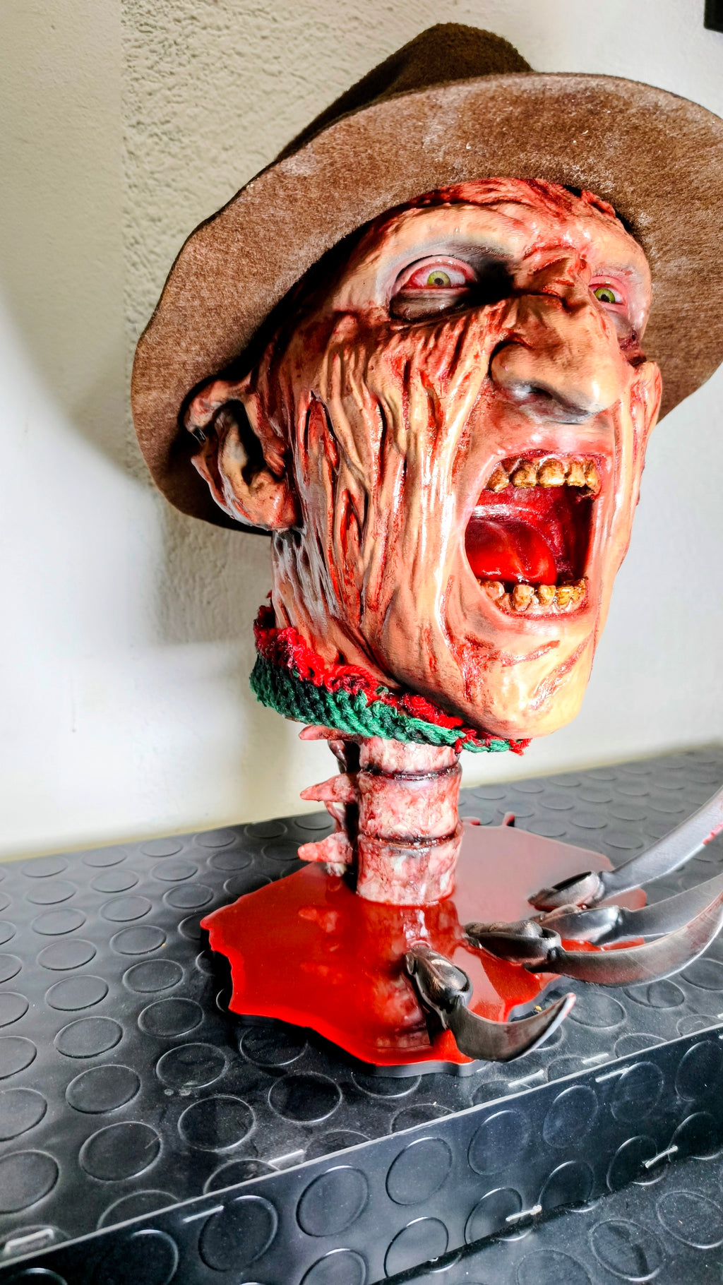 RELICS: The Last Cut - Freddy Krueger II | Busto 3D con Base Pozza di Sangue e Cappello Removibile