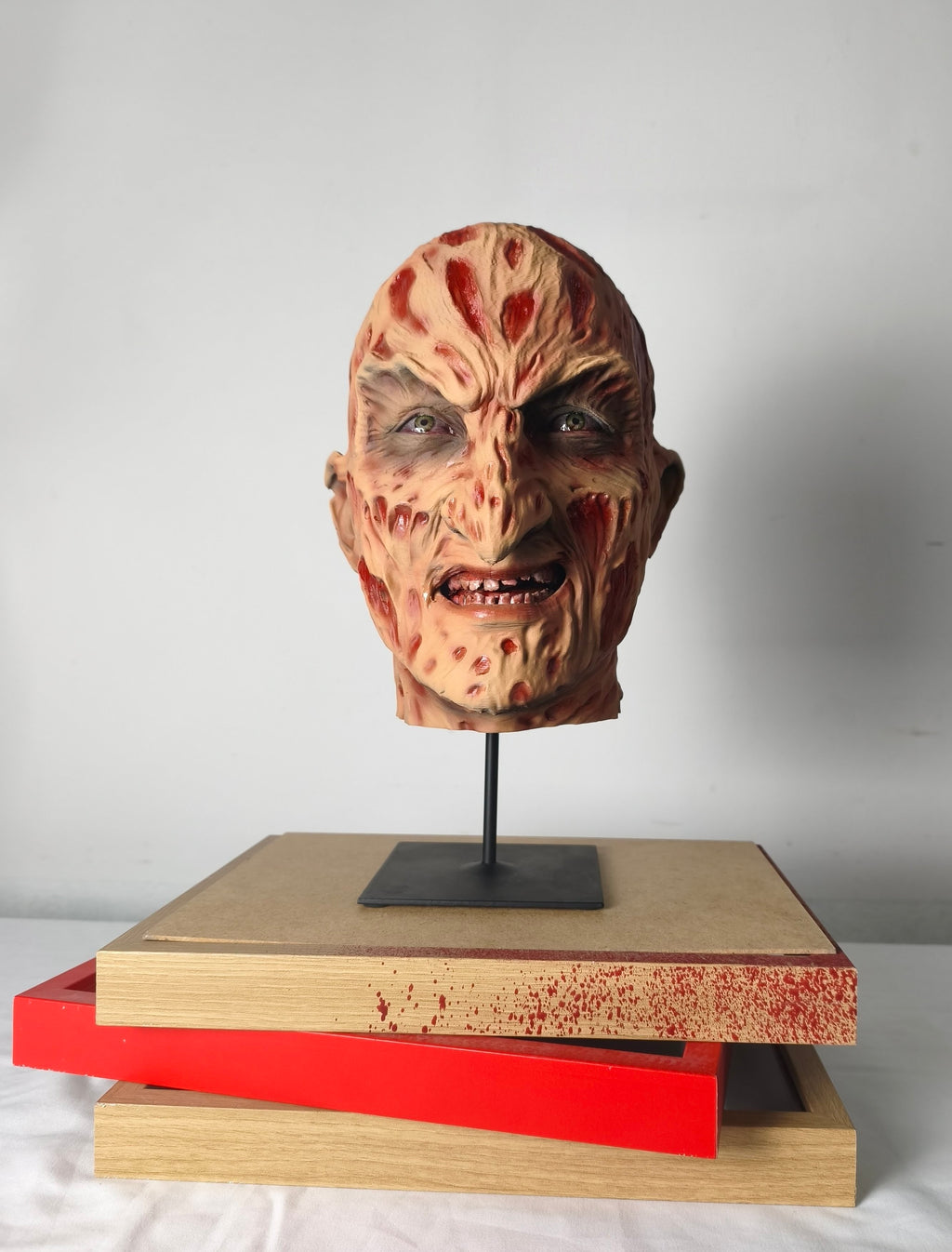 The Exhibit - Freddy Krueger — Dettaglio laterale | The Frame Beyond