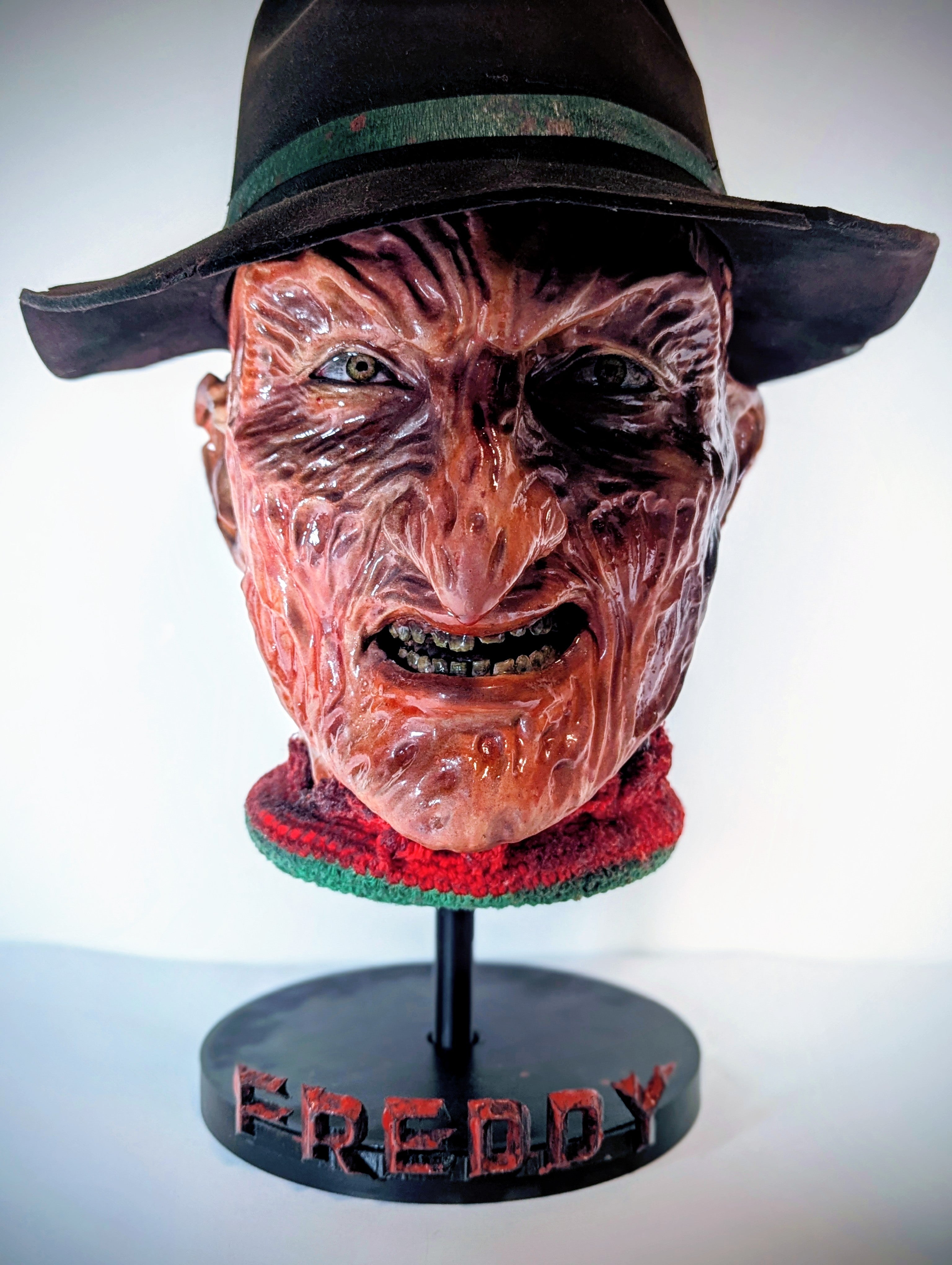 Busto artigianale di Freddy Krueger con cappello removibile e guanto magnetico