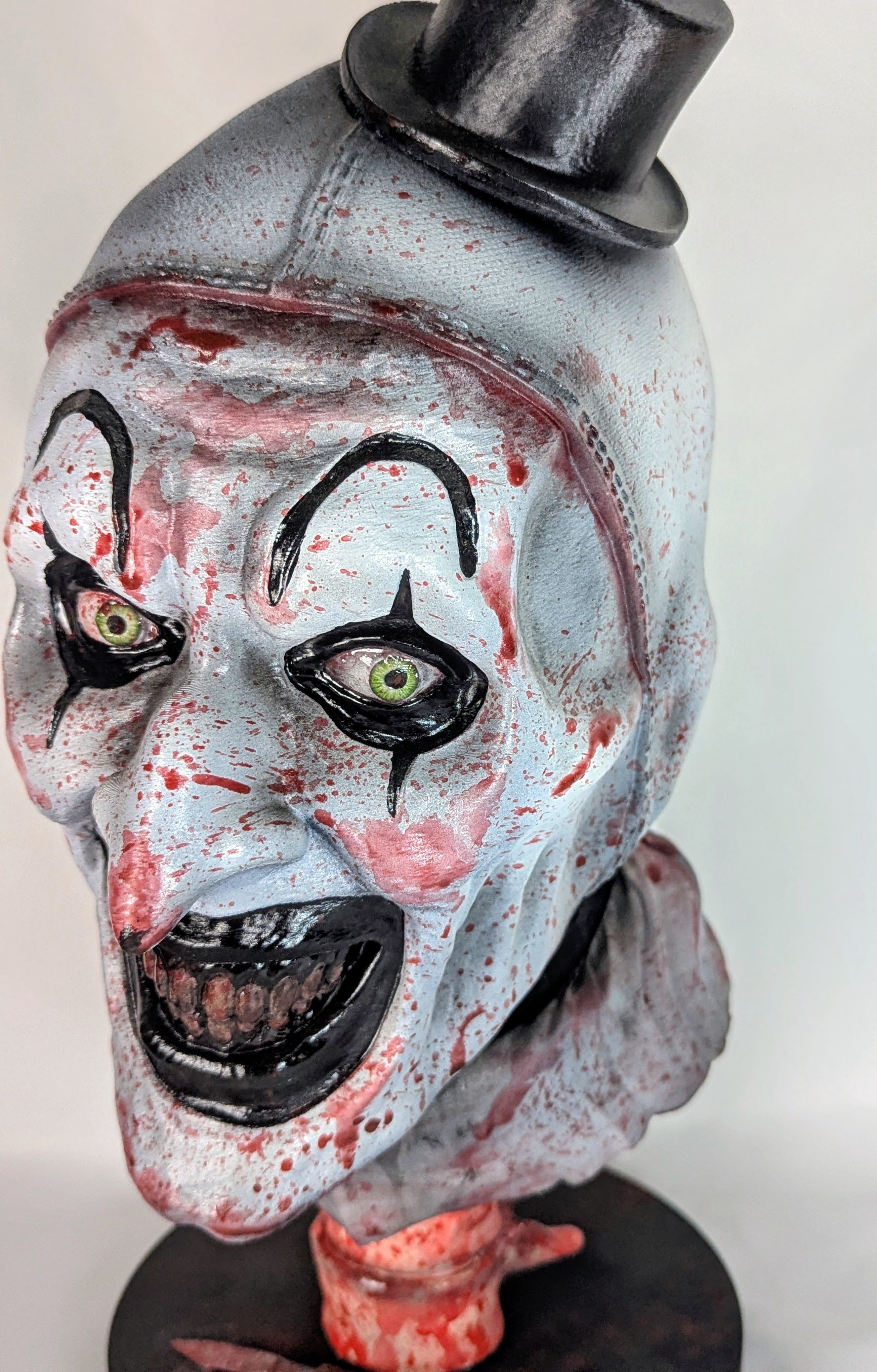 RELICS: The Damned – Art the Clown (Terrifier)  Busto Horror Dipinto a Mano | Fan Art Artigianale con Base Scenica | The Frame Beyond