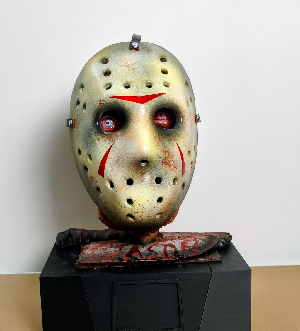 RELICS: The Last Cut - Jason Voorhees (Part III) | Busto 3D da Collezione con Maschera Removibile e Stand Dedicato