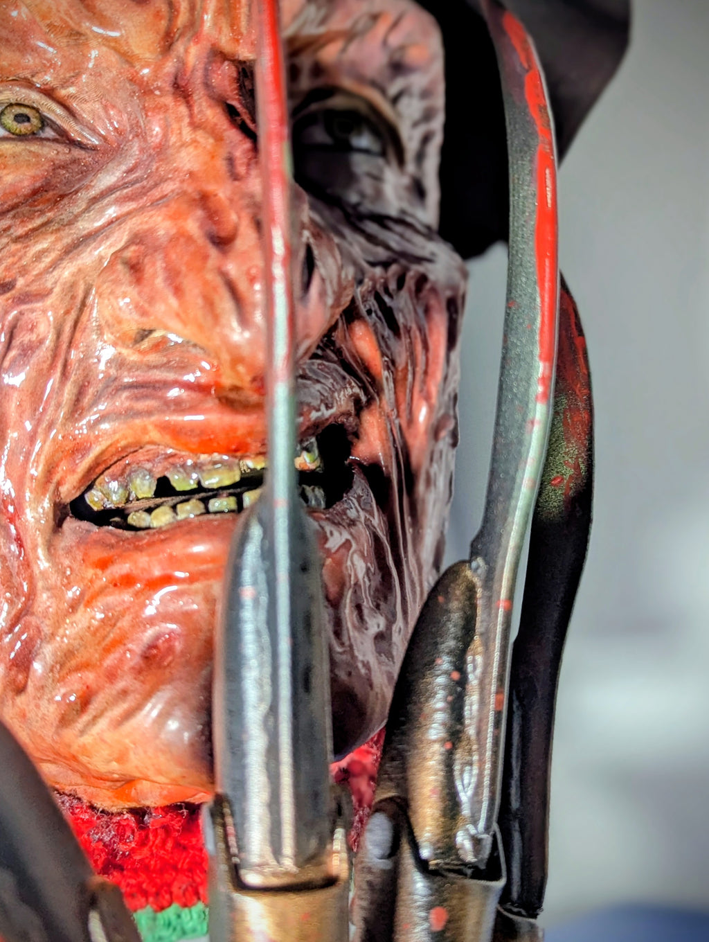 Busto artigianale di Freddy Krueger con cappello removibile e guanto magnetico