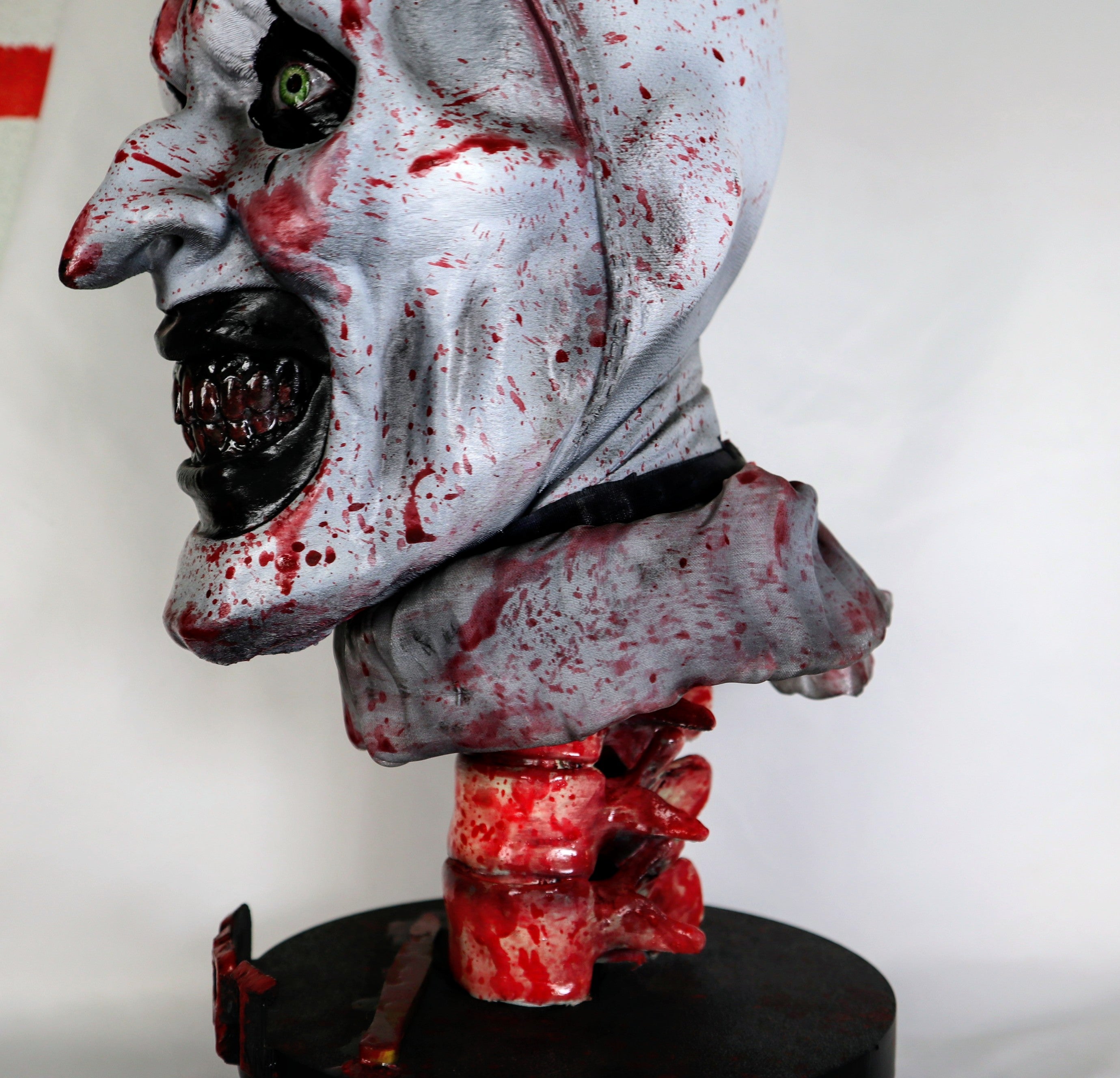 RELICS: The Damned – Art the Clown (Terrifier)  Busto Horror Dipinto a Mano | Fan Art Artigianale con Base Scenica | The Frame Beyond