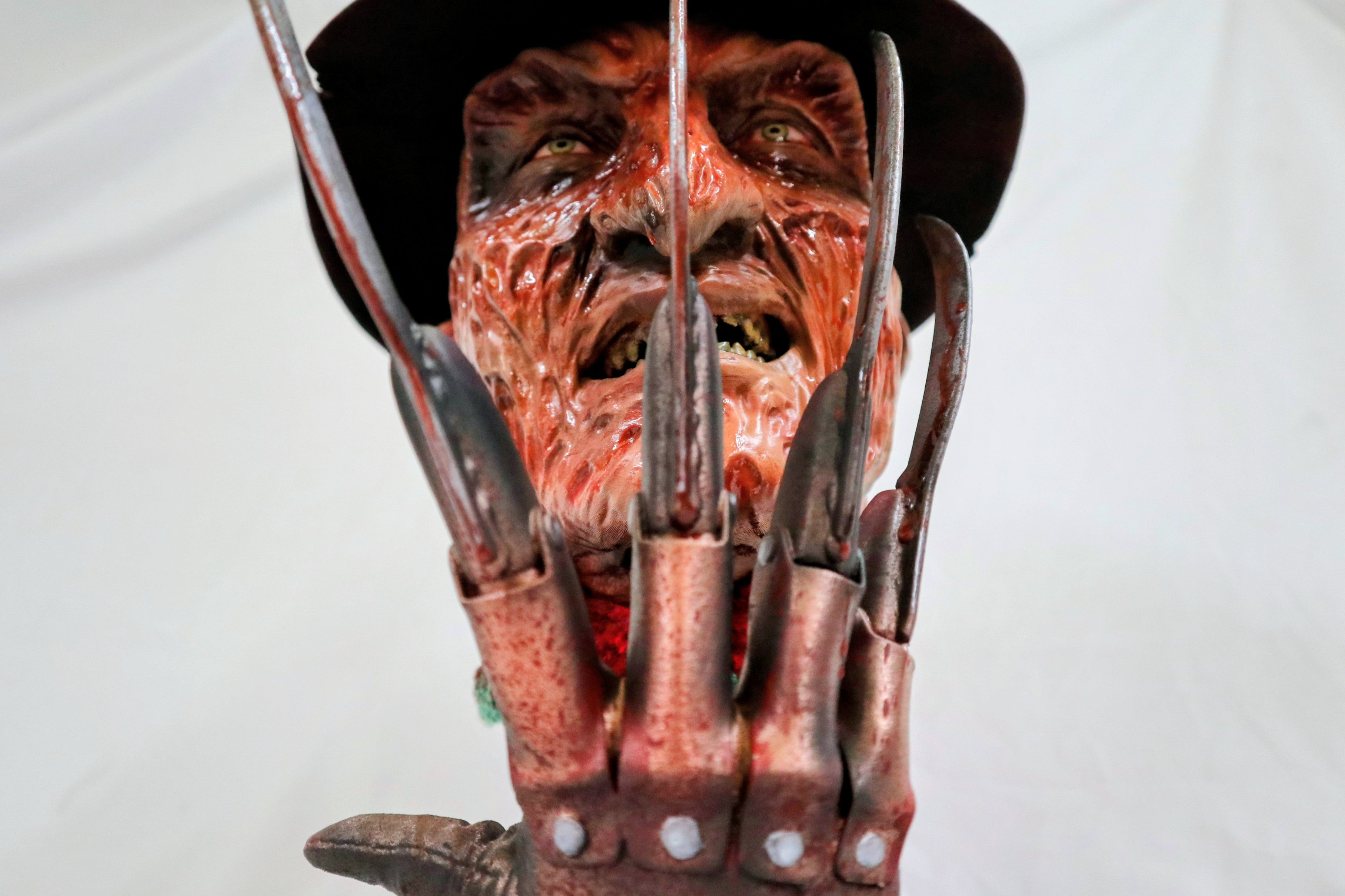 Freddy Krueger – Relics: The Damned | Busto Artigianale con Cappello Removibile e Guanto Magnetico | The Frame Beyond
