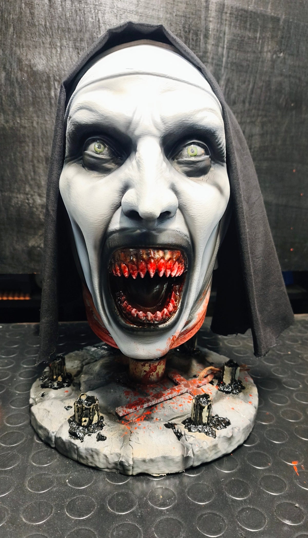 RELICS: The Last Cut - Valak (The Nun) | Busto 3D Horror da Collezione Dipinto a Mano con Base Rituale e Candele a Cera Nera