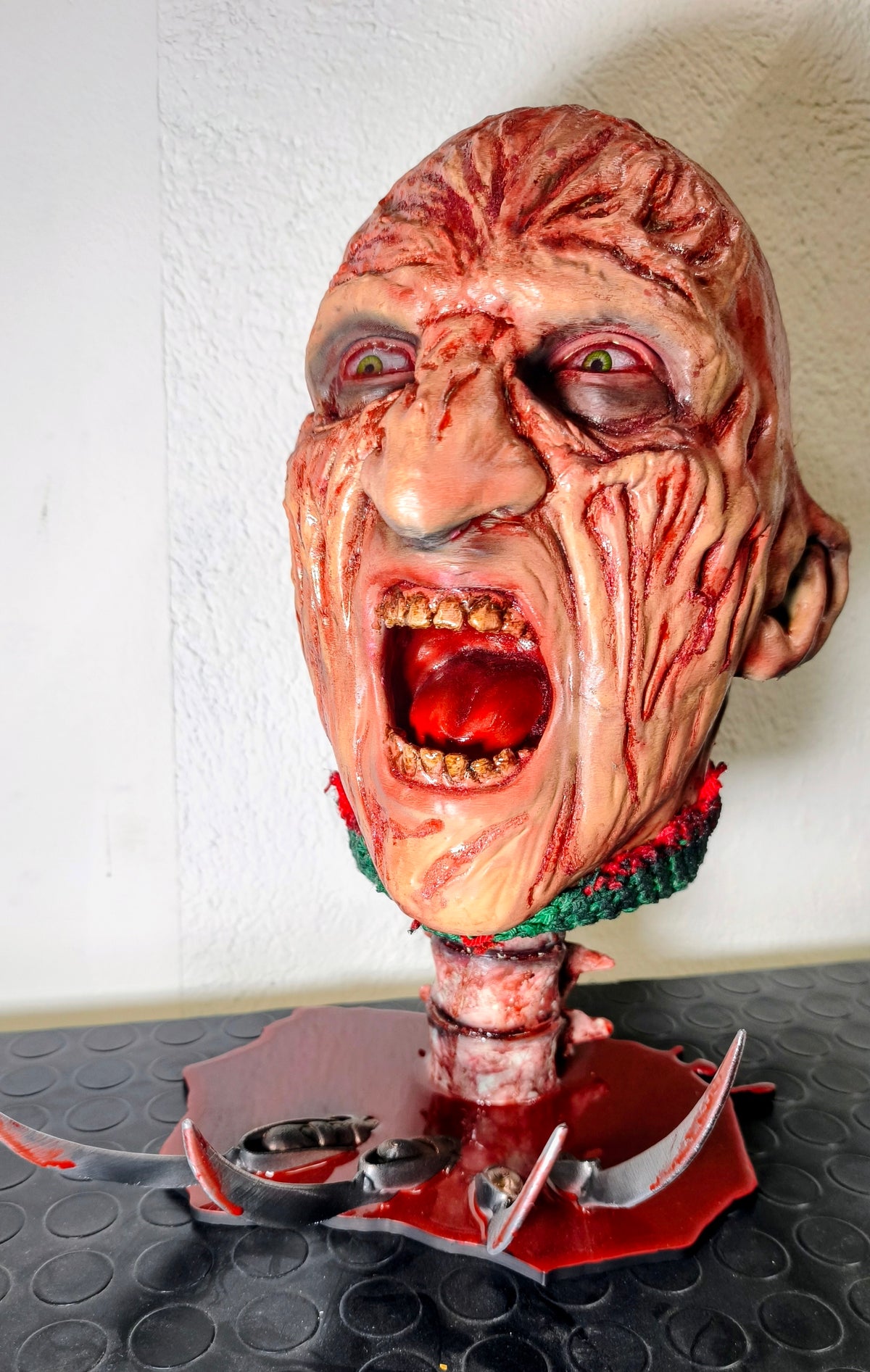 RELICS: The Last Cut - Freddy Krueger II | Busto 3D con Base Pozza di Sangue e Cappello Removibile