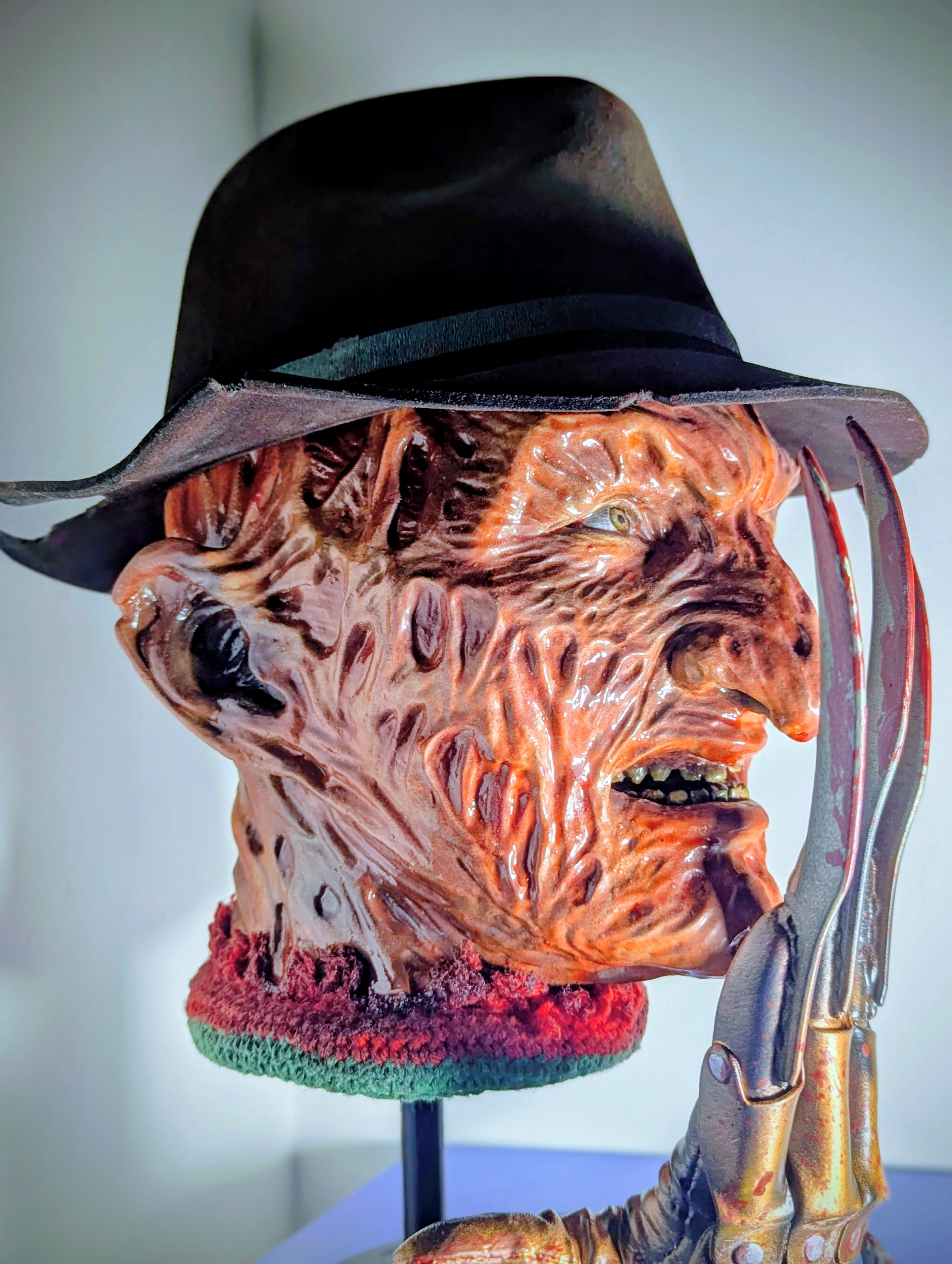 Busto artigianale di Freddy Krueger con cappello removibile e guanto magnetico