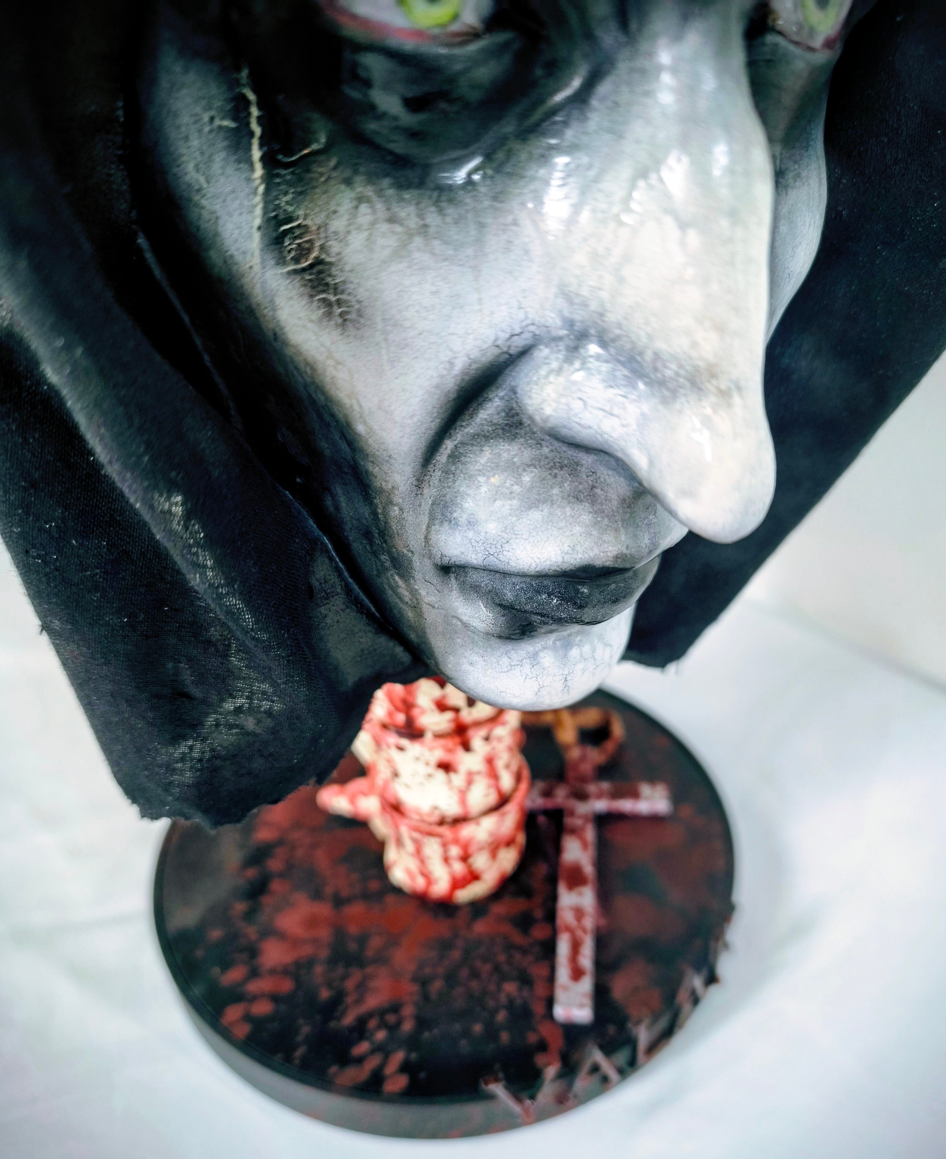 Valak ( The Nun) - RELICS: The Last Cut — Vista angolare | The Frame Beyond