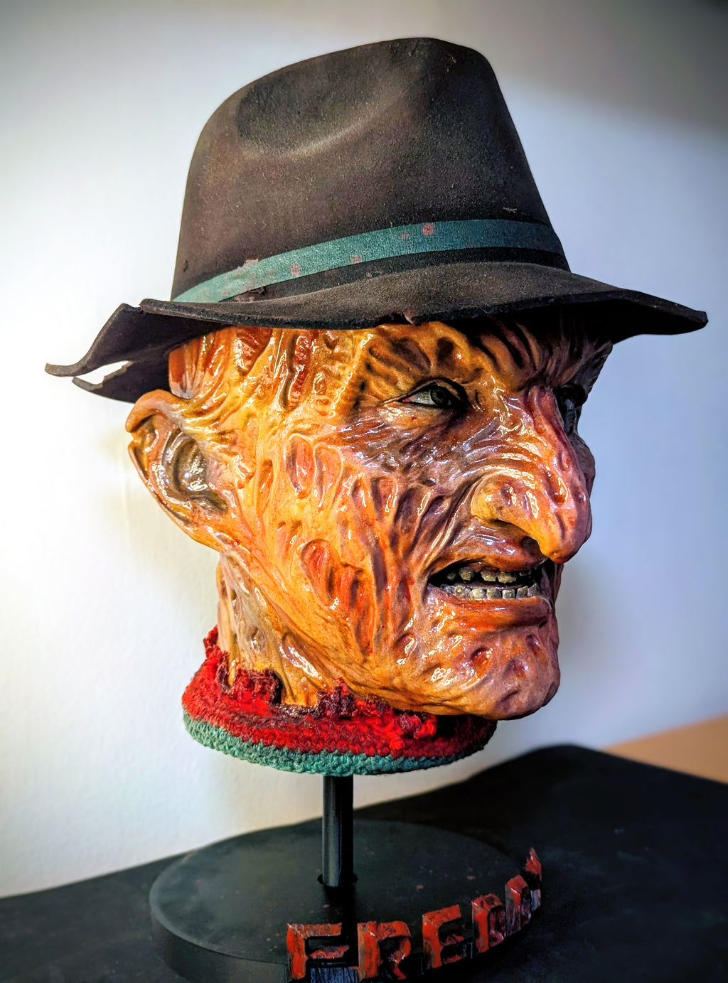 Busto artigianale di Freddy Krueger con cappello removibile e guanto magnetico