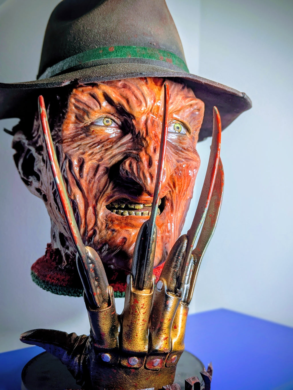 Busto artigianale di Freddy Krueger con cappello removibile e guanto magnetico