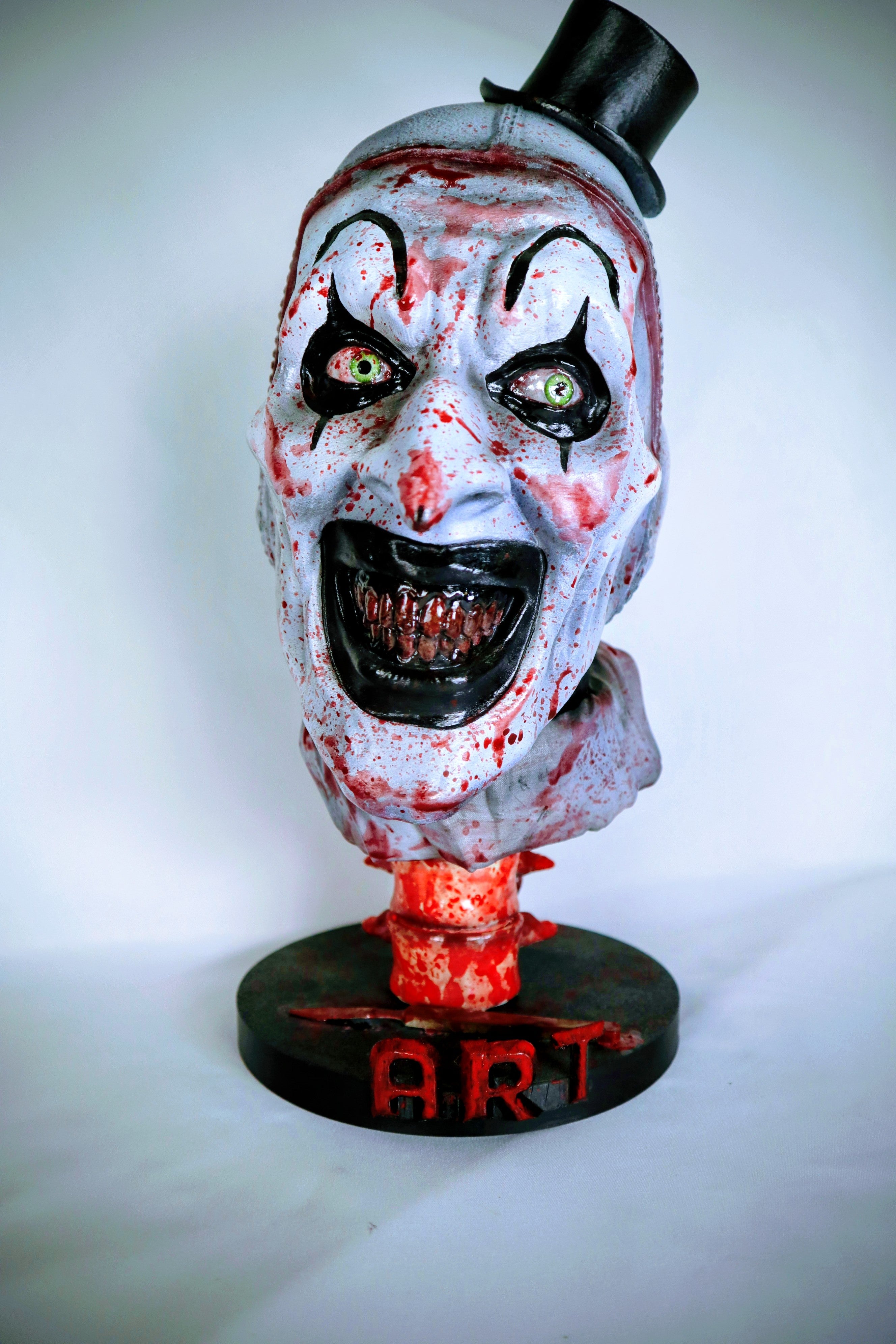 RELICS: The Damned – Art the Clown (Terrifier)  Busto Horror Dipinto a Mano | Fan Art Artigianale con Base Scenica | The Frame Beyond