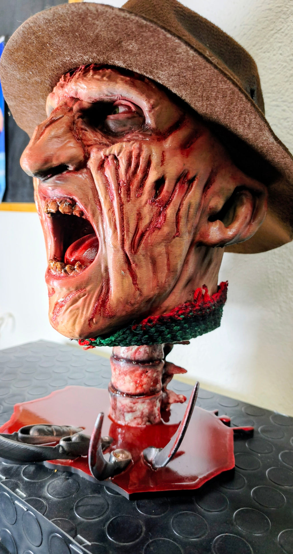 RELICS: The Last Cut - Freddy Krueger II | Busto 3D con Base Pozza di Sangue e Cappello Removibile