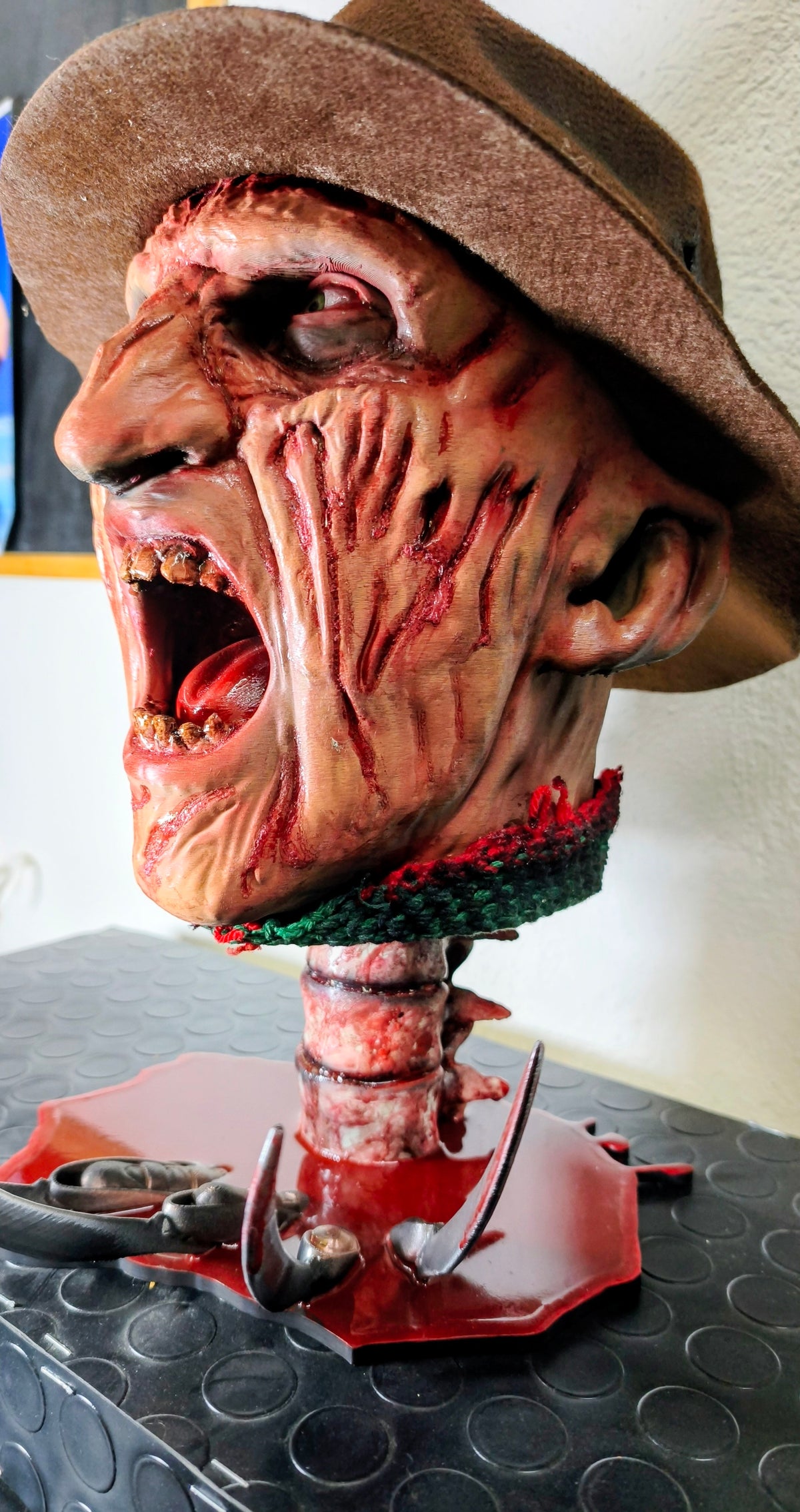 RELICS: The Last Cut - Freddy Krueger II | Busto 3D con Base Pozza di Sangue e Cappello Removibile