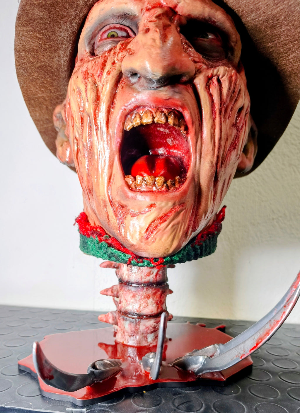 RELICS: The Last Cut - Freddy Krueger II | Busto 3D con Base Pozza di Sangue e Cappello Removibile
